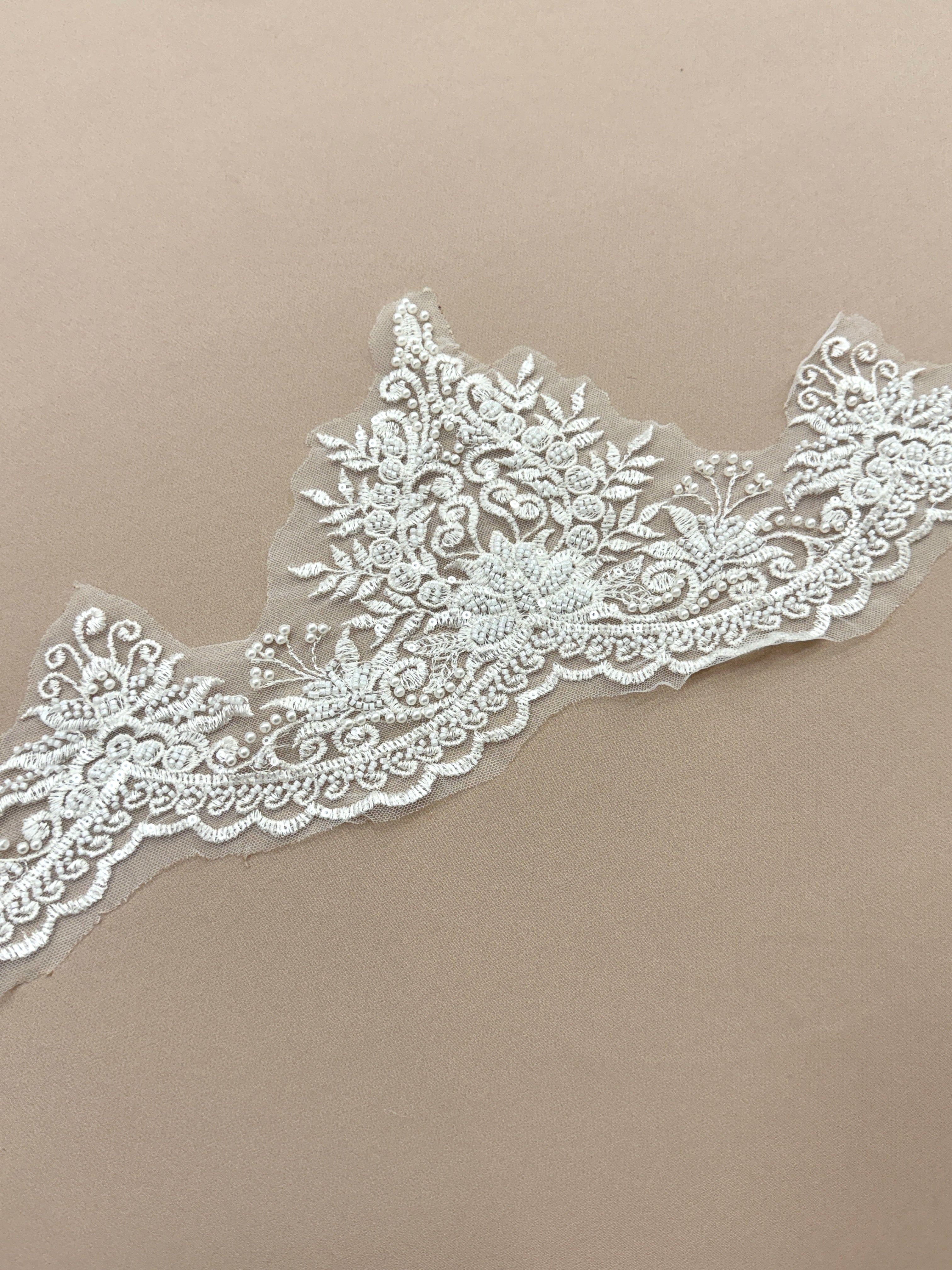 Dantela Bordura cu Perle, Margele si Paiete