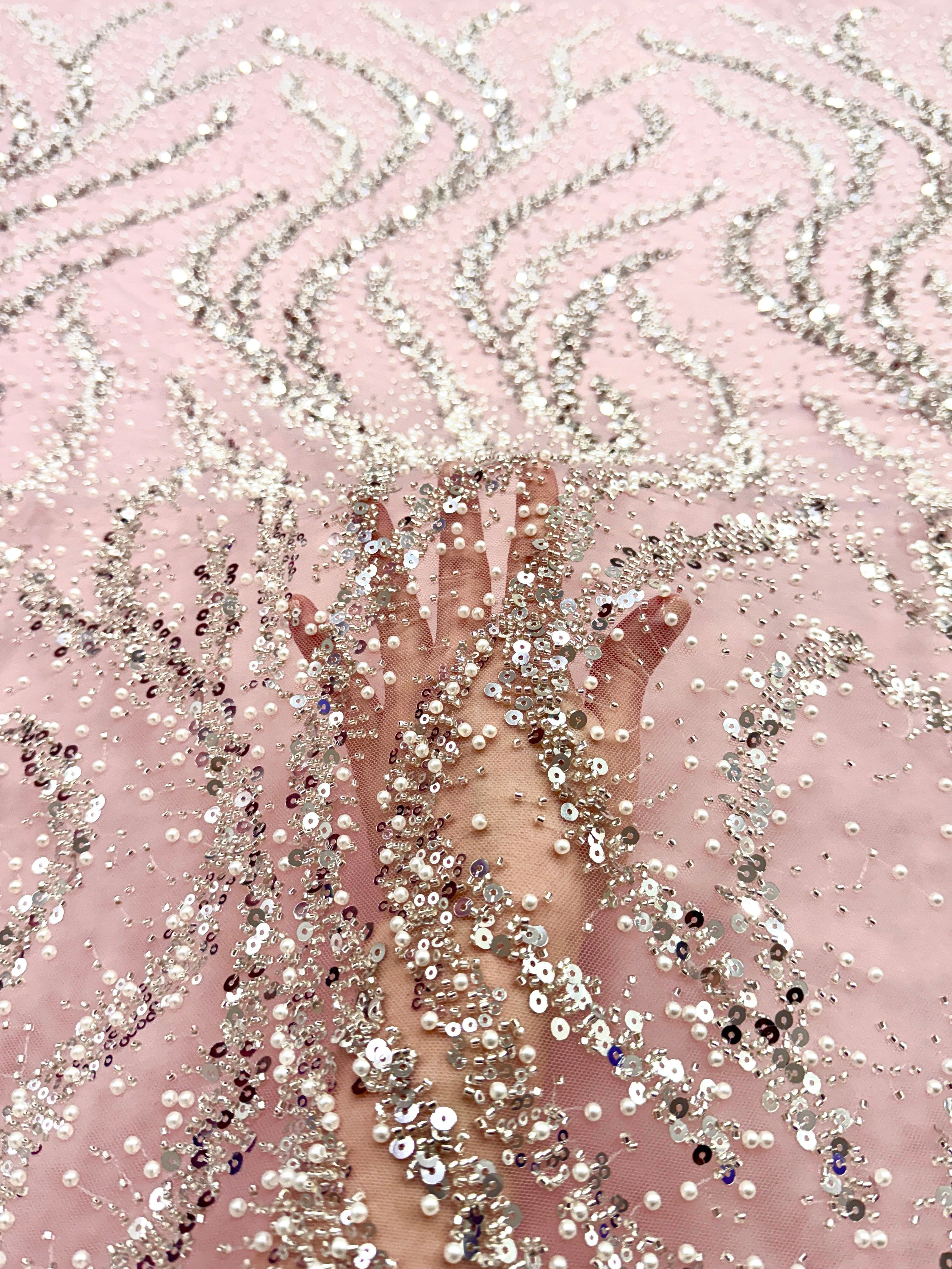 Couture Ezüstös Csipke Rózsaszín Tüllön, Gyöngyökkel, Gyöngyszemekkel és Flitterekkel