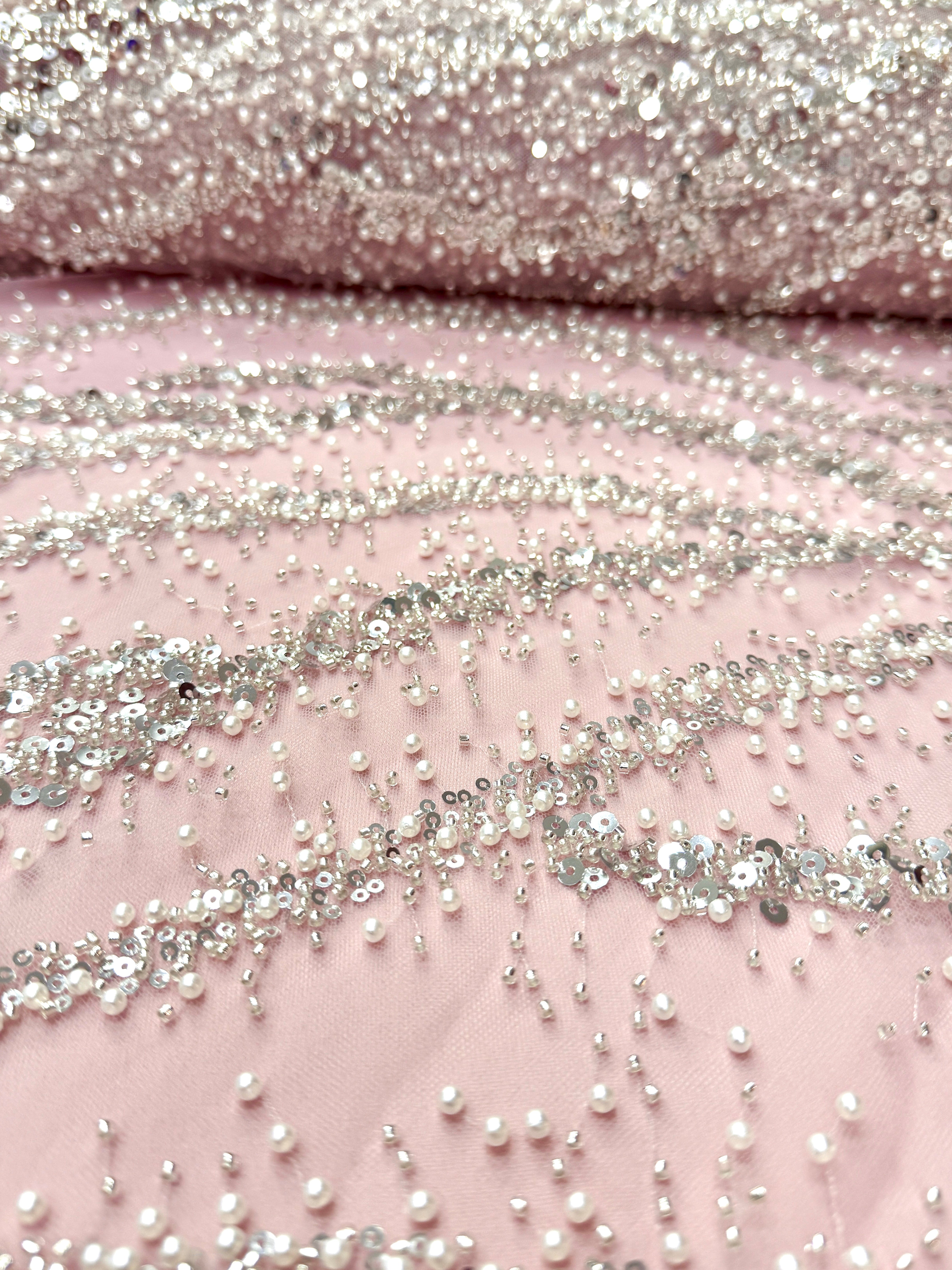 Couture Ezüstös Csipke Rózsaszín Tüllön, Gyöngyökkel, Gyöngyszemekkel és Flitterekkel