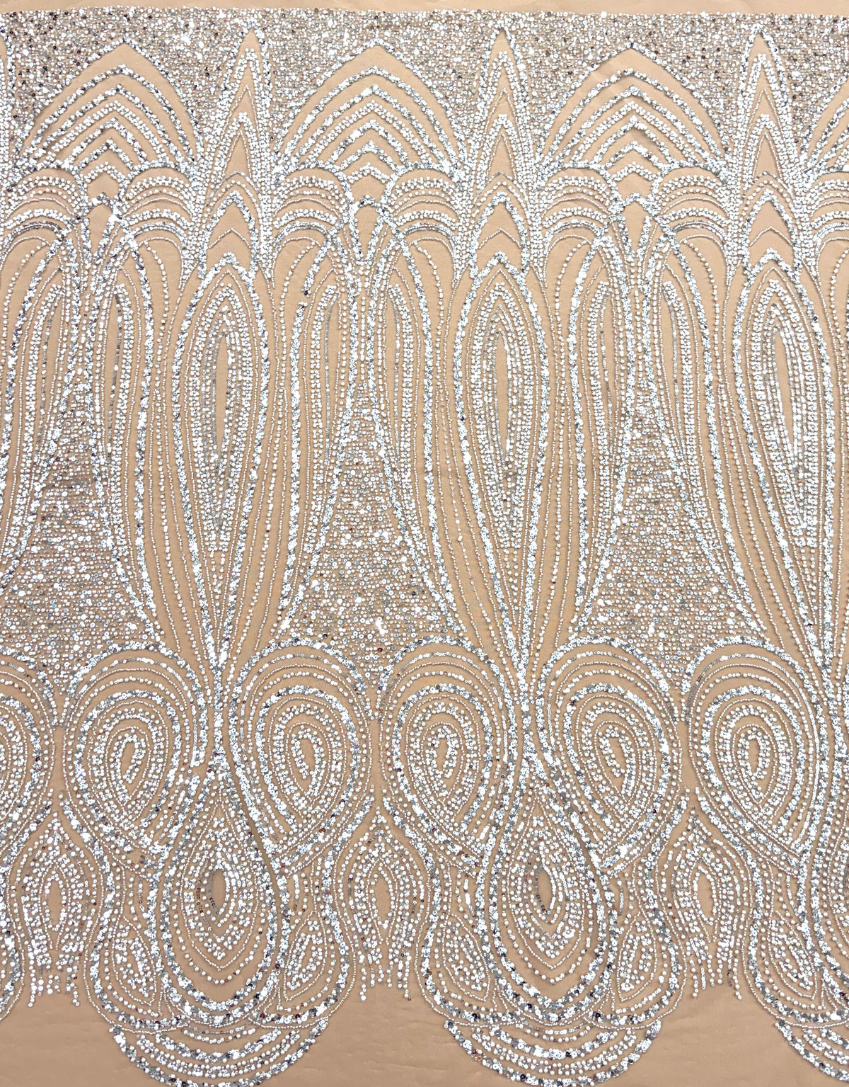 Dantela Couture Argintie pe Tulle Nude cu Model Geometric, cu Perle, Margele si Paiete