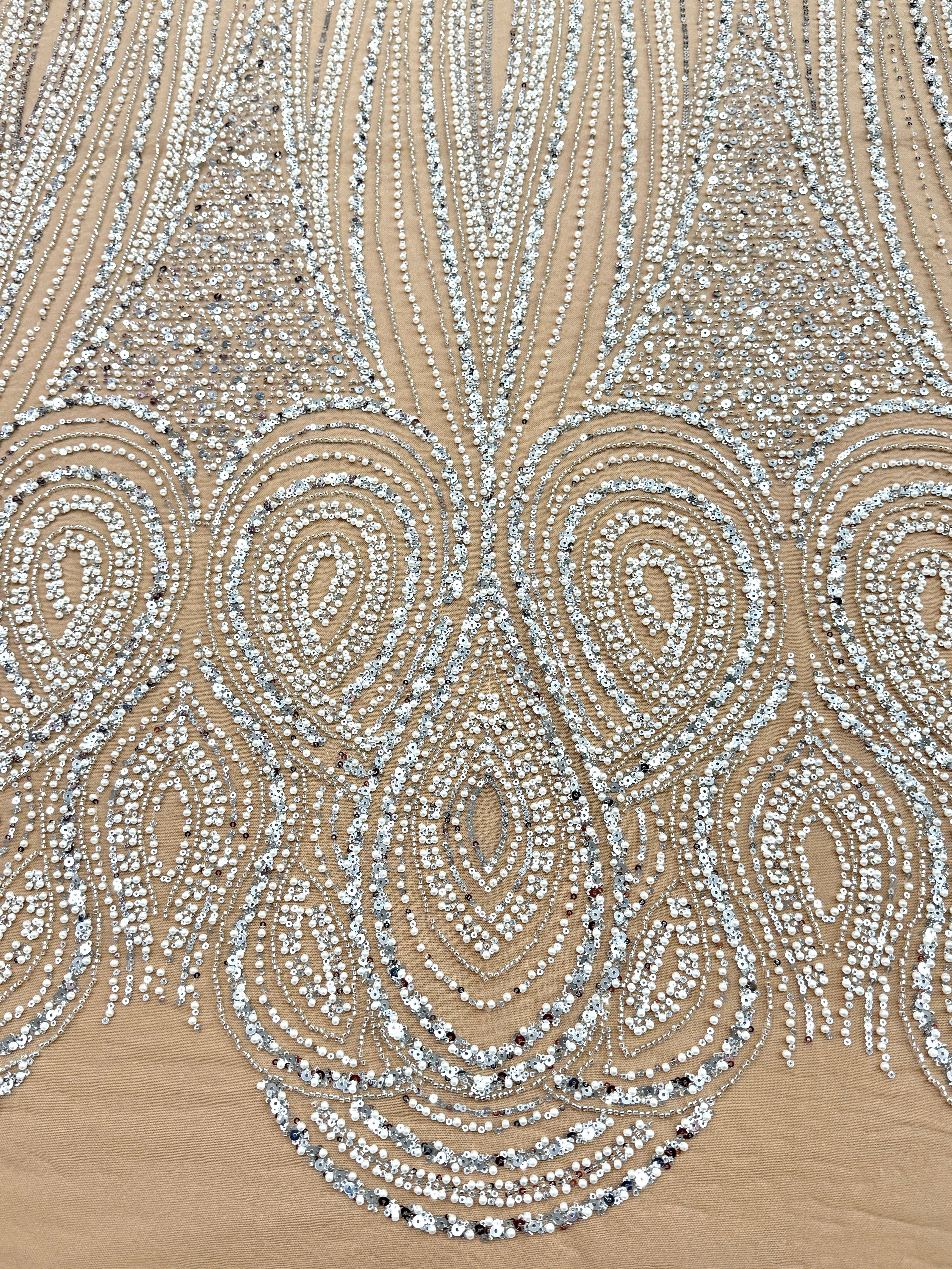 Dantela Couture Argintie pe Tulle Nude cu Model Geometric, cu Perle, Margele si Paiete