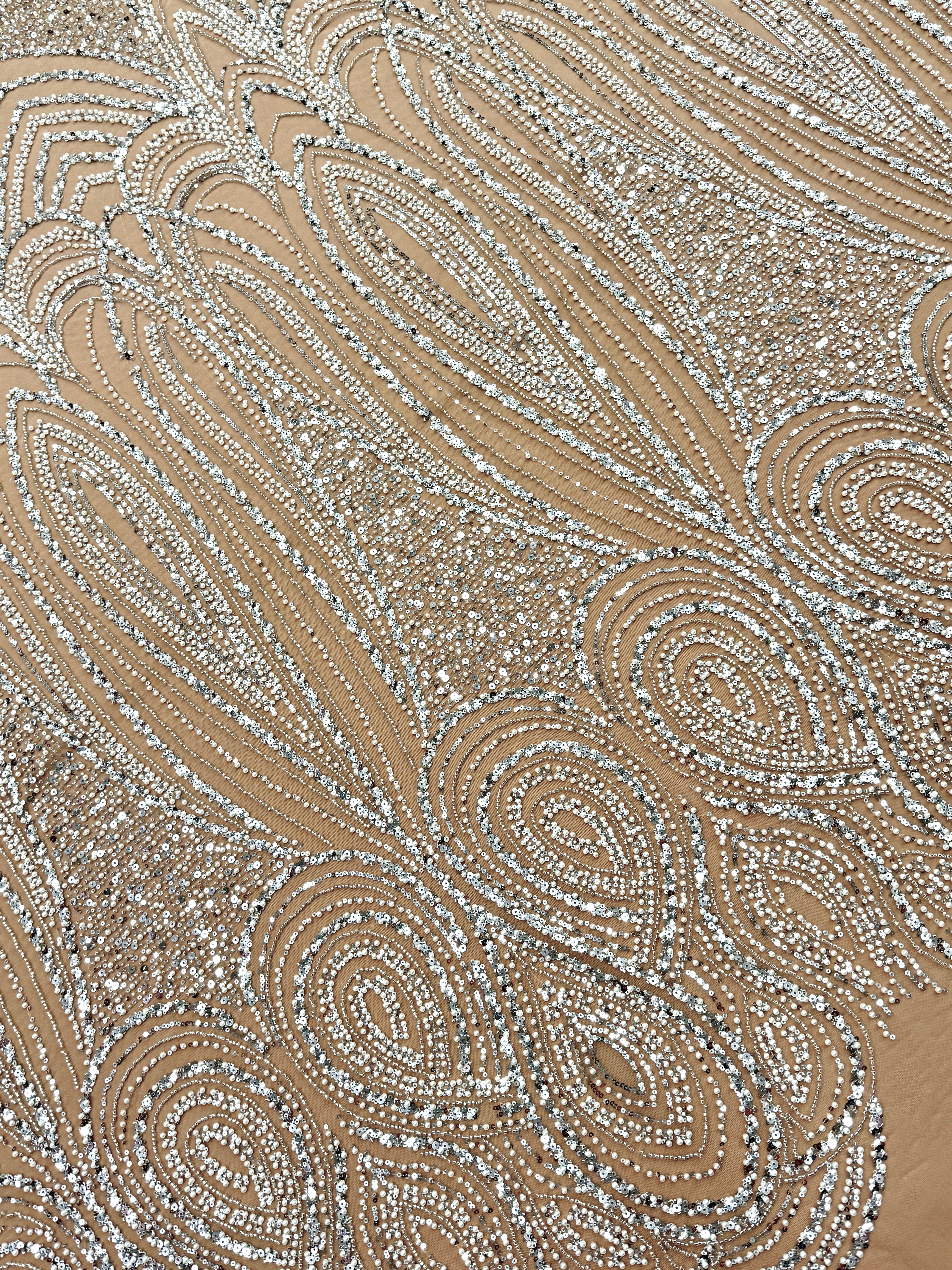 Dantela Couture Argintie pe Tulle Nude cu Model Geometric, cu Perle, Margele si Paiete