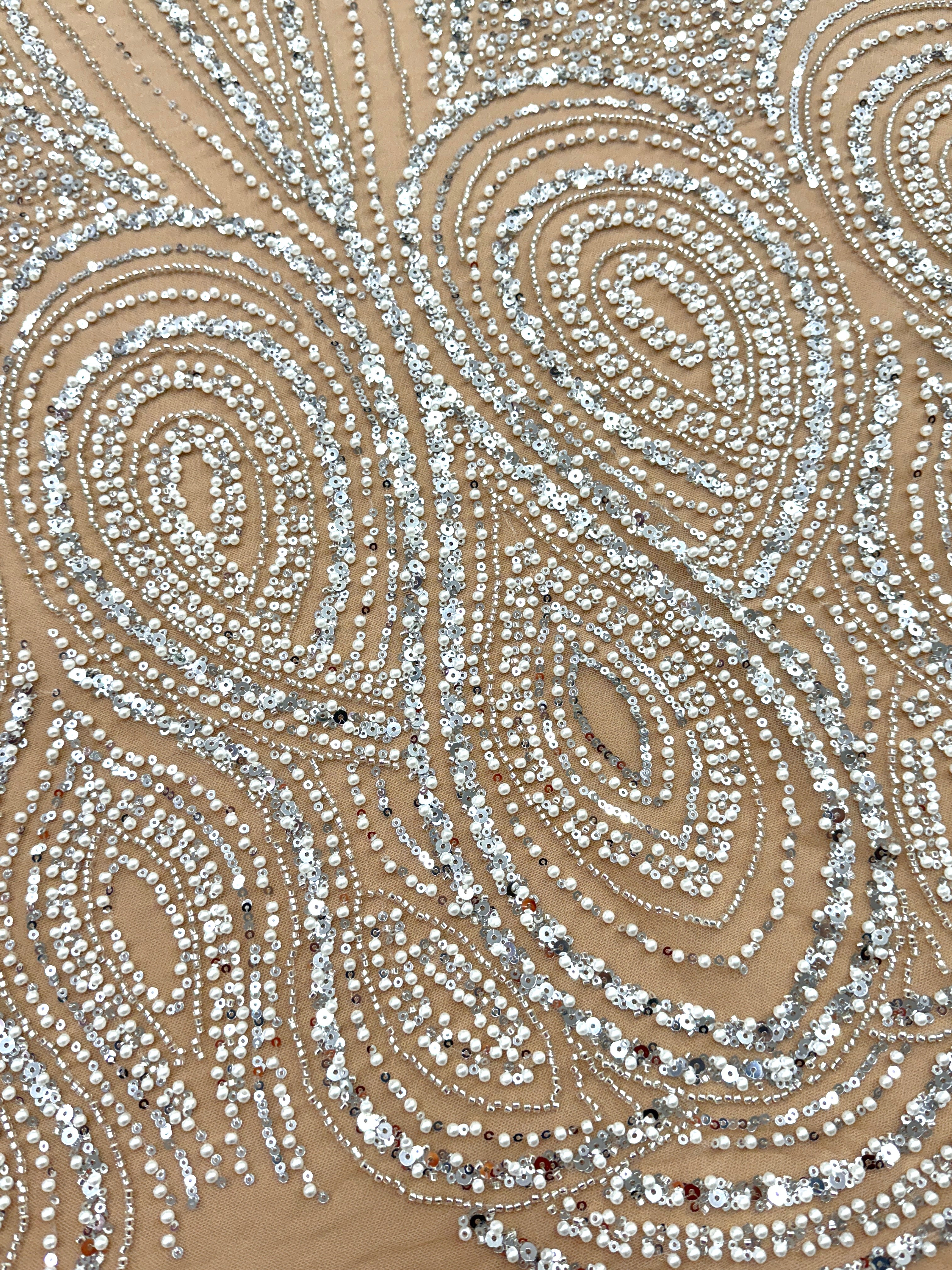 Dantela Couture Argintie pe Tulle Nude cu Model Geometric, cu Perle, Margele si Paiete