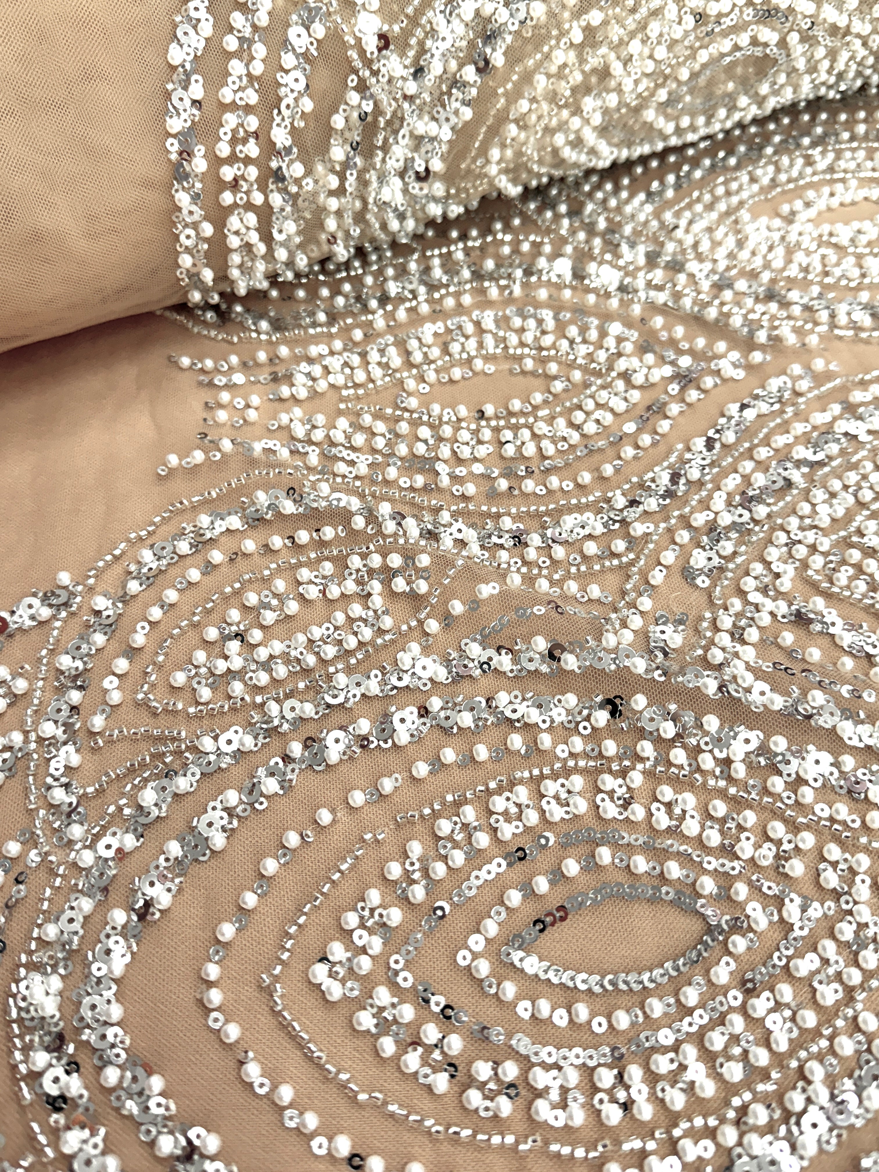 Dantela Couture Argintie pe Tulle Nude cu Model Geometric, cu Perle, Margele si Paiete