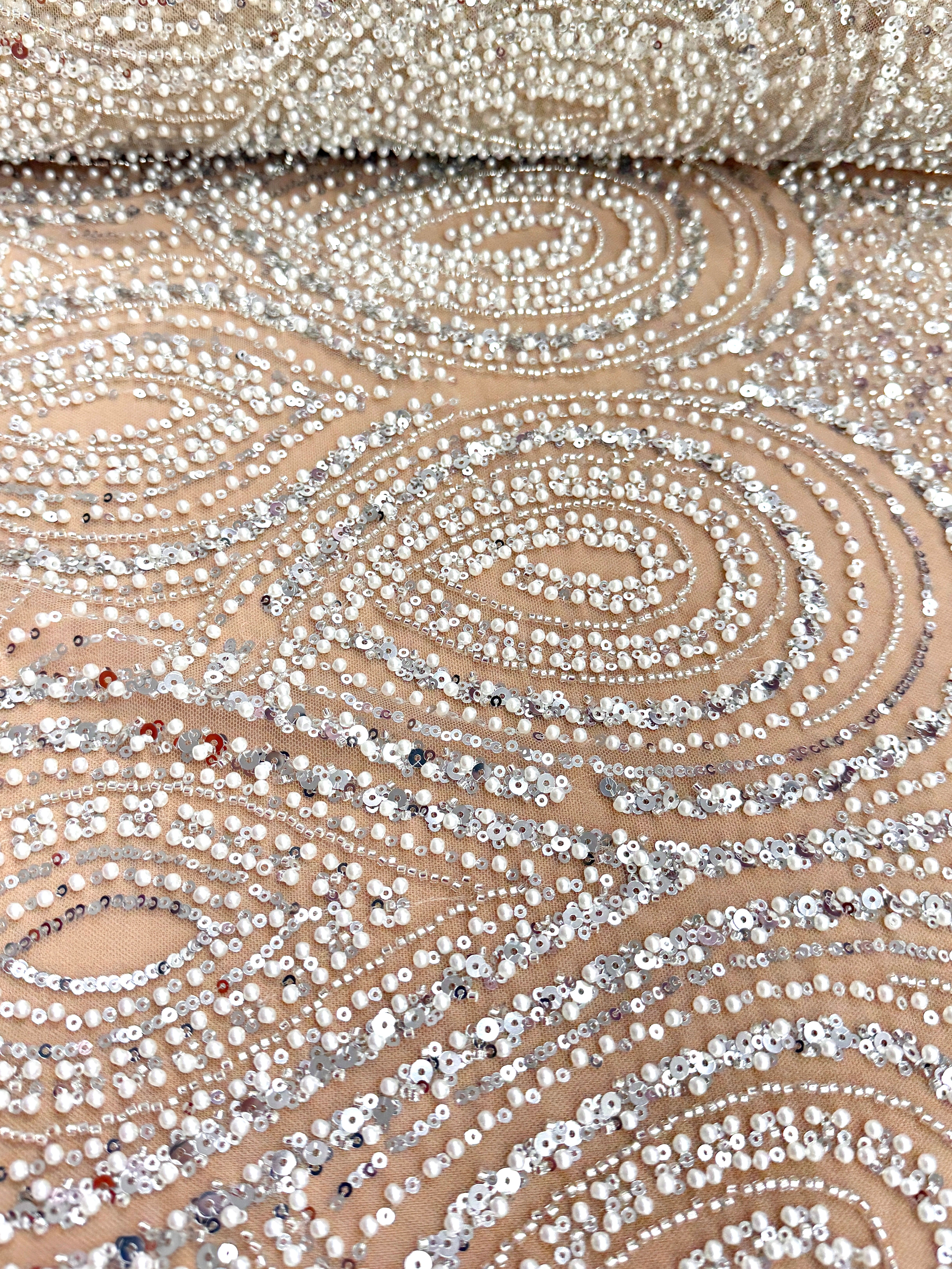 Dantela Couture Argintie pe Tulle Nude cu Model Geometric, cu Perle, Margele si Paiete