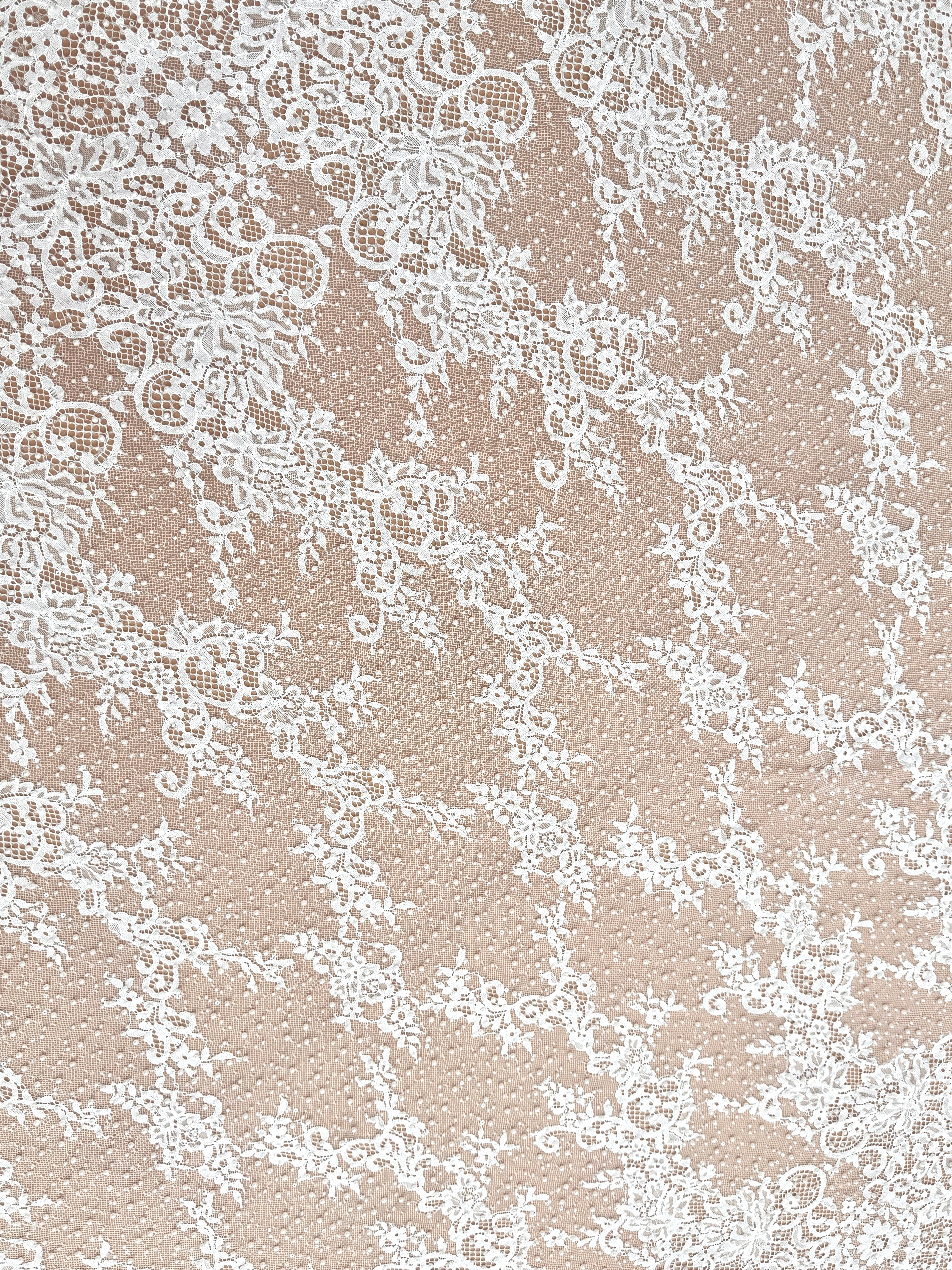 Dantela Chantilly Ivory cu Perle, Margele si Paiete - Cupon 3 m