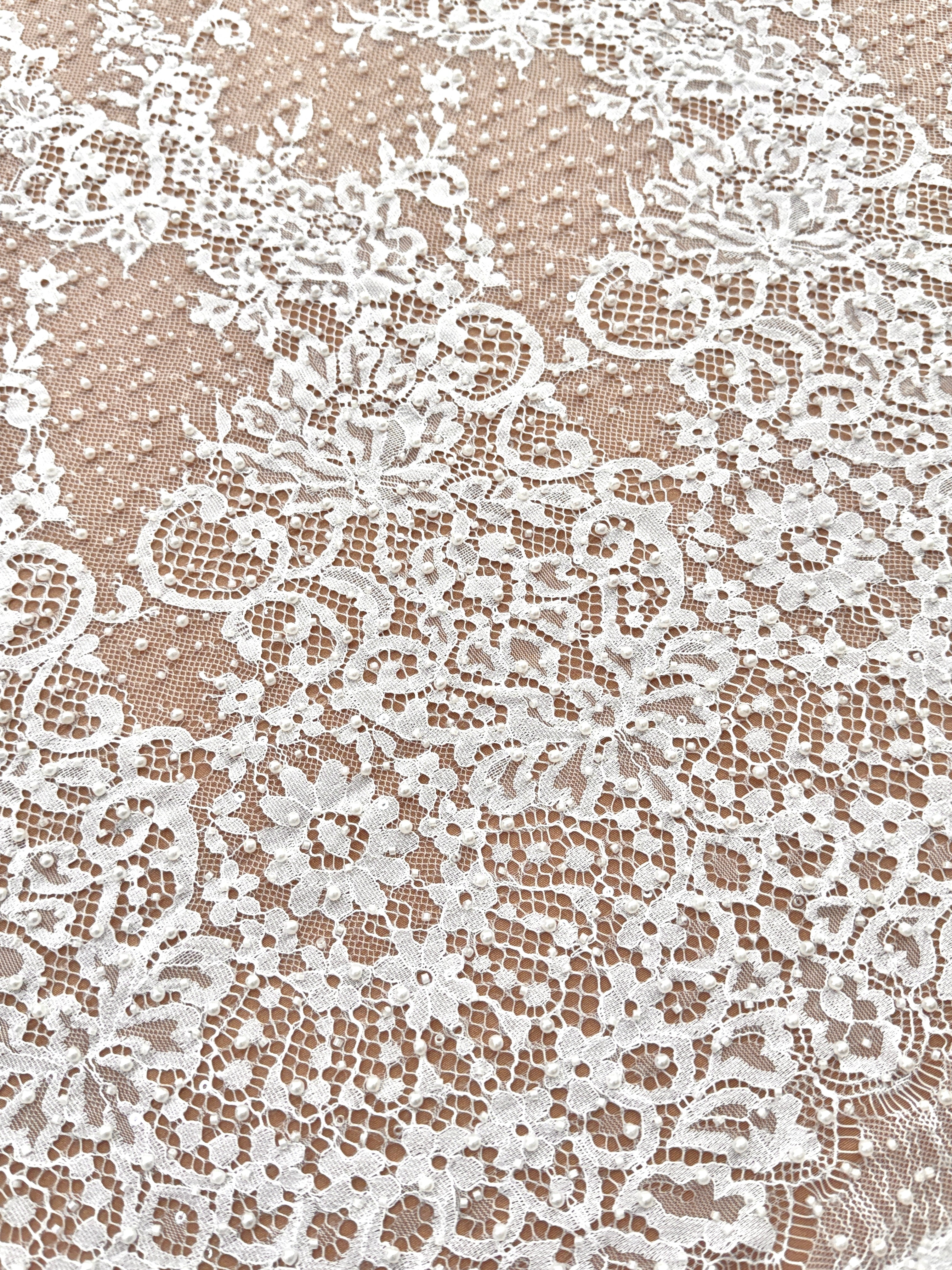 Dantela Chantilly Ivory cu Perle, Margele si Paiete - Cupon 3 m