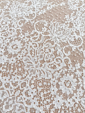 Dantela Chantilly Ivory cu Perle, Margele si Paiete - Cupon 3 m