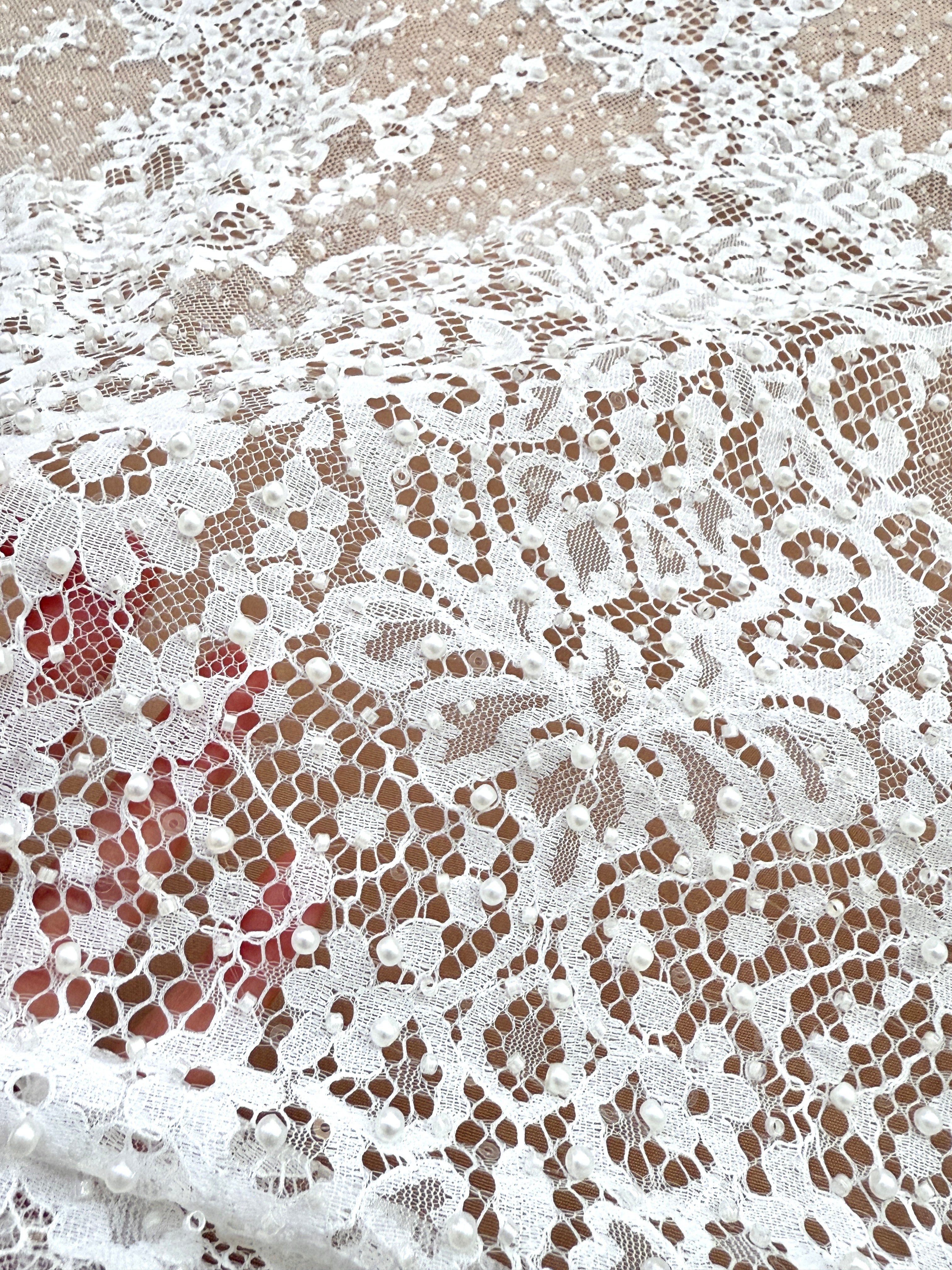 Dantela Chantilly Ivory cu Perle, Margele si Paiete - Cupon 3 m