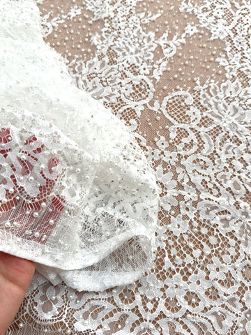 Dantela Chantilly Ivory cu Perle, Margele si Paiete - Cupon 3 m
