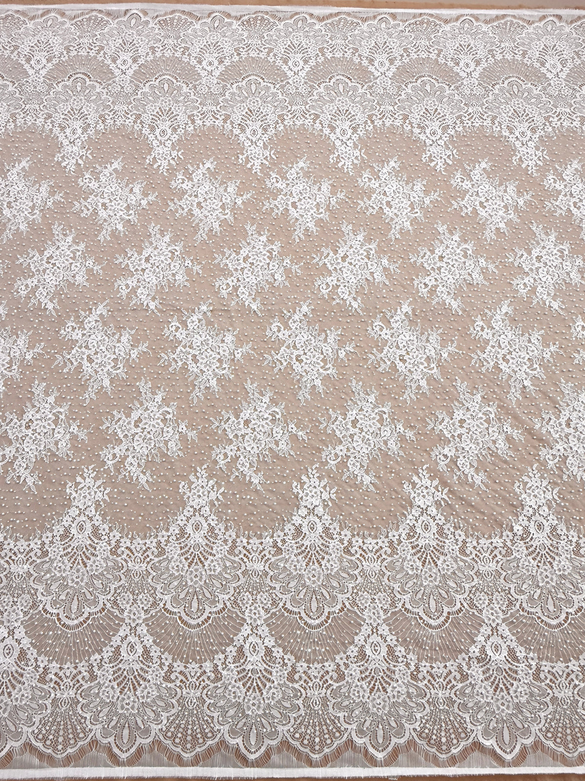 Dantela Chantilly Ivory cu Perle, Margele si Paiete - Cupon 3 m