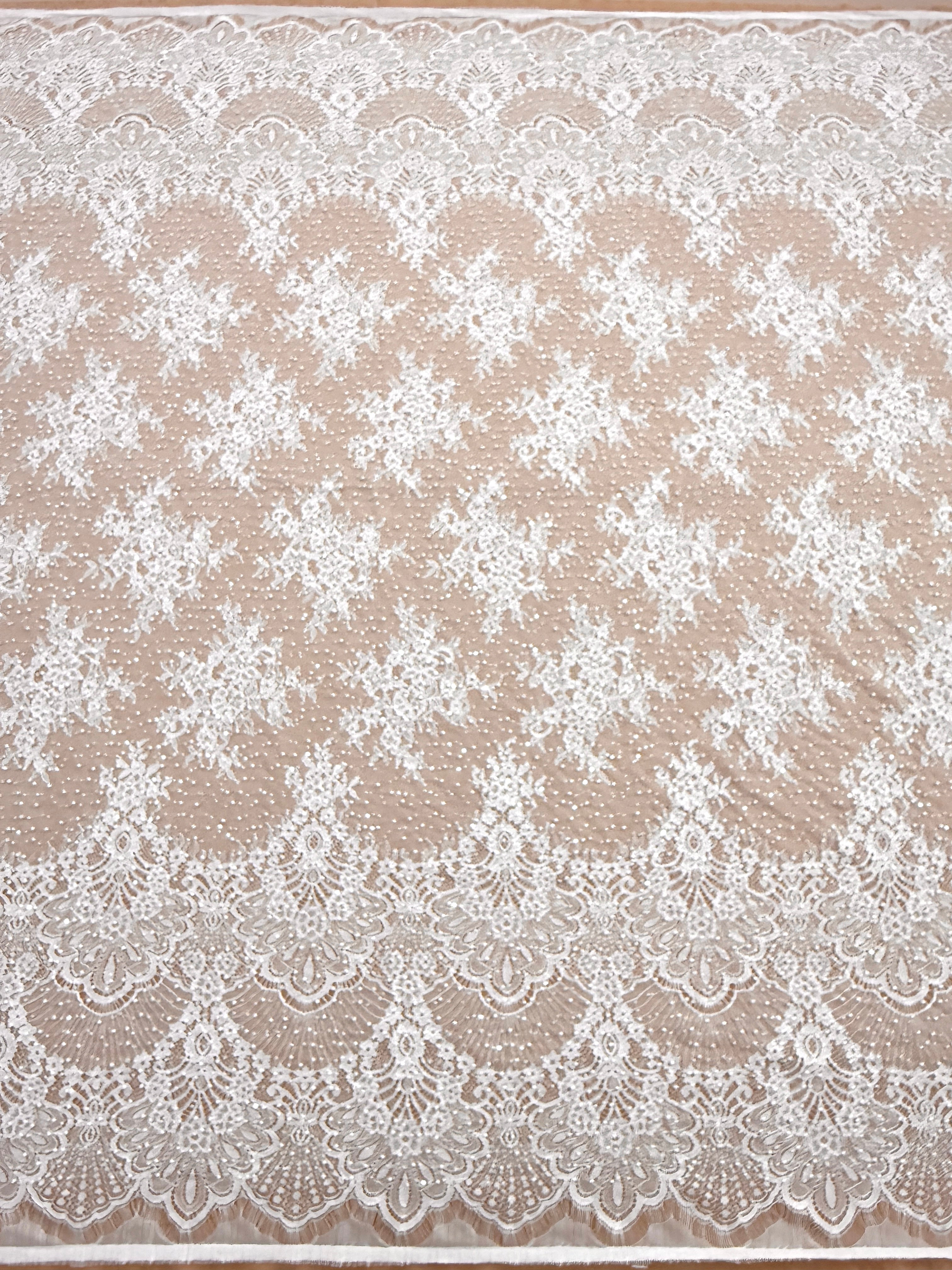 Dantela Chantilly Ivory cu Perle, Margele si Paiete - Cupon 3 m