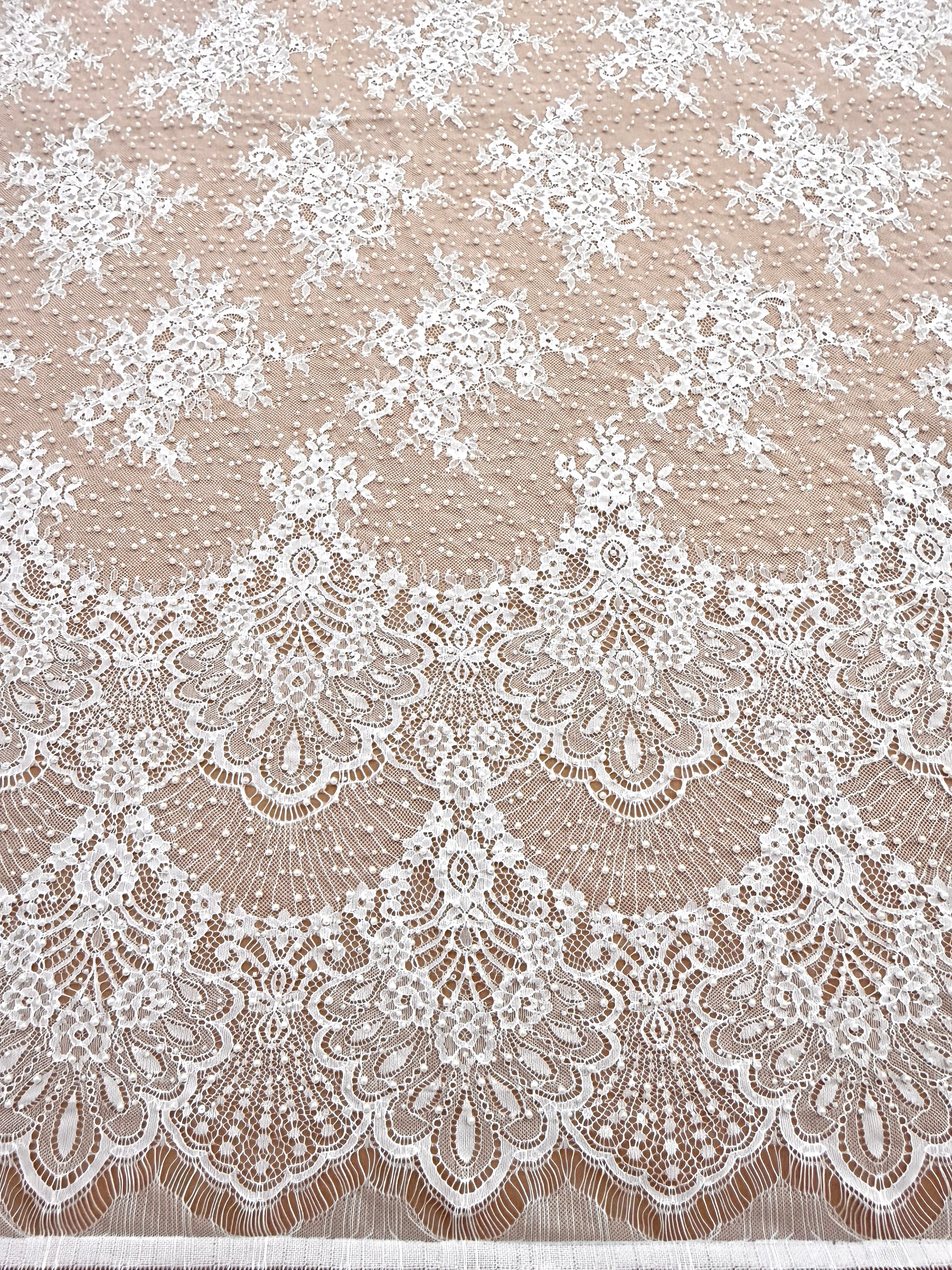 Dantela Chantilly Ivory cu Perle, Margele si Paiete - Cupon 3 m