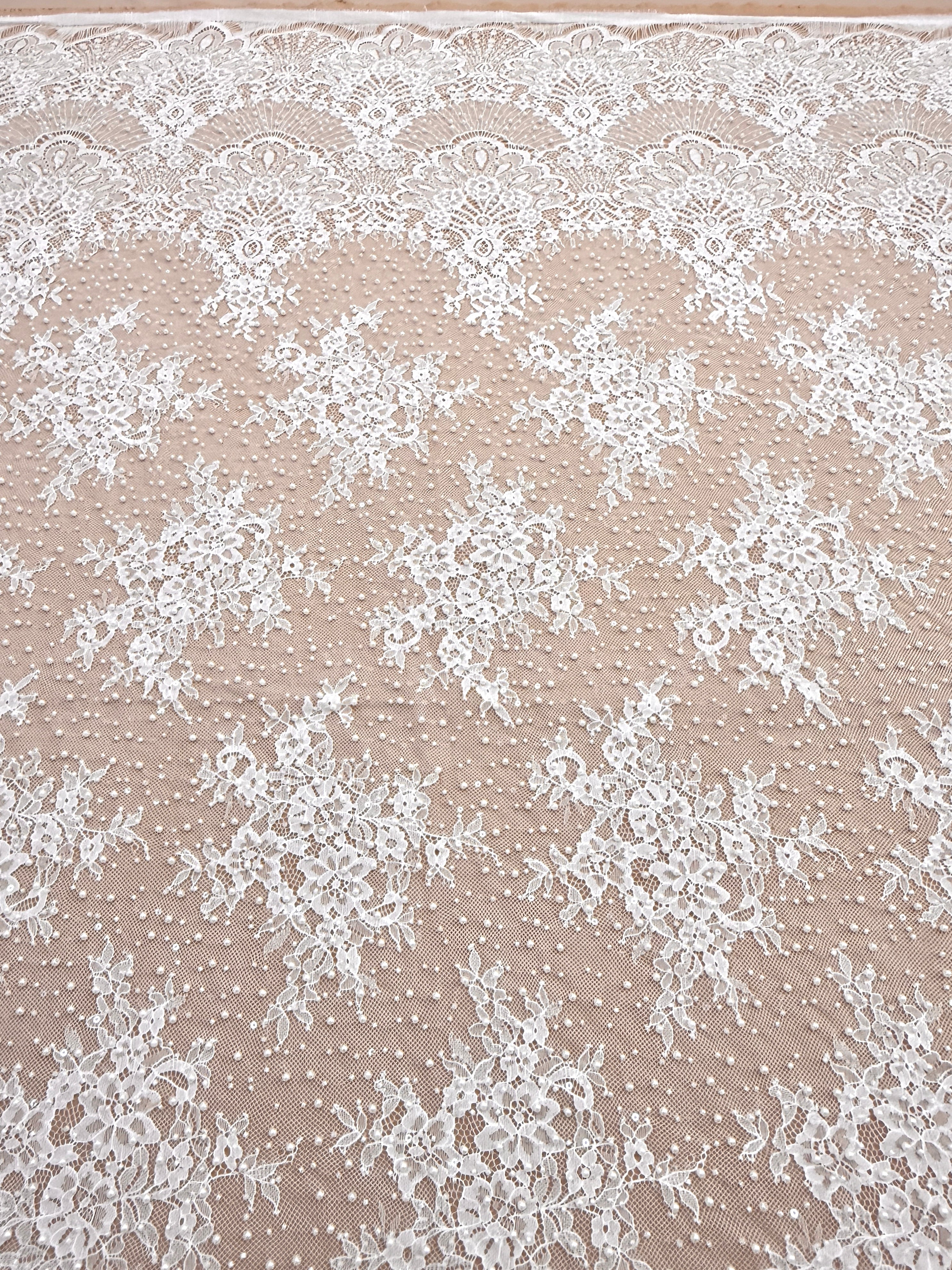 Dantela Chantilly Ivory cu Perle, Margele si Paiete - Cupon 3 m