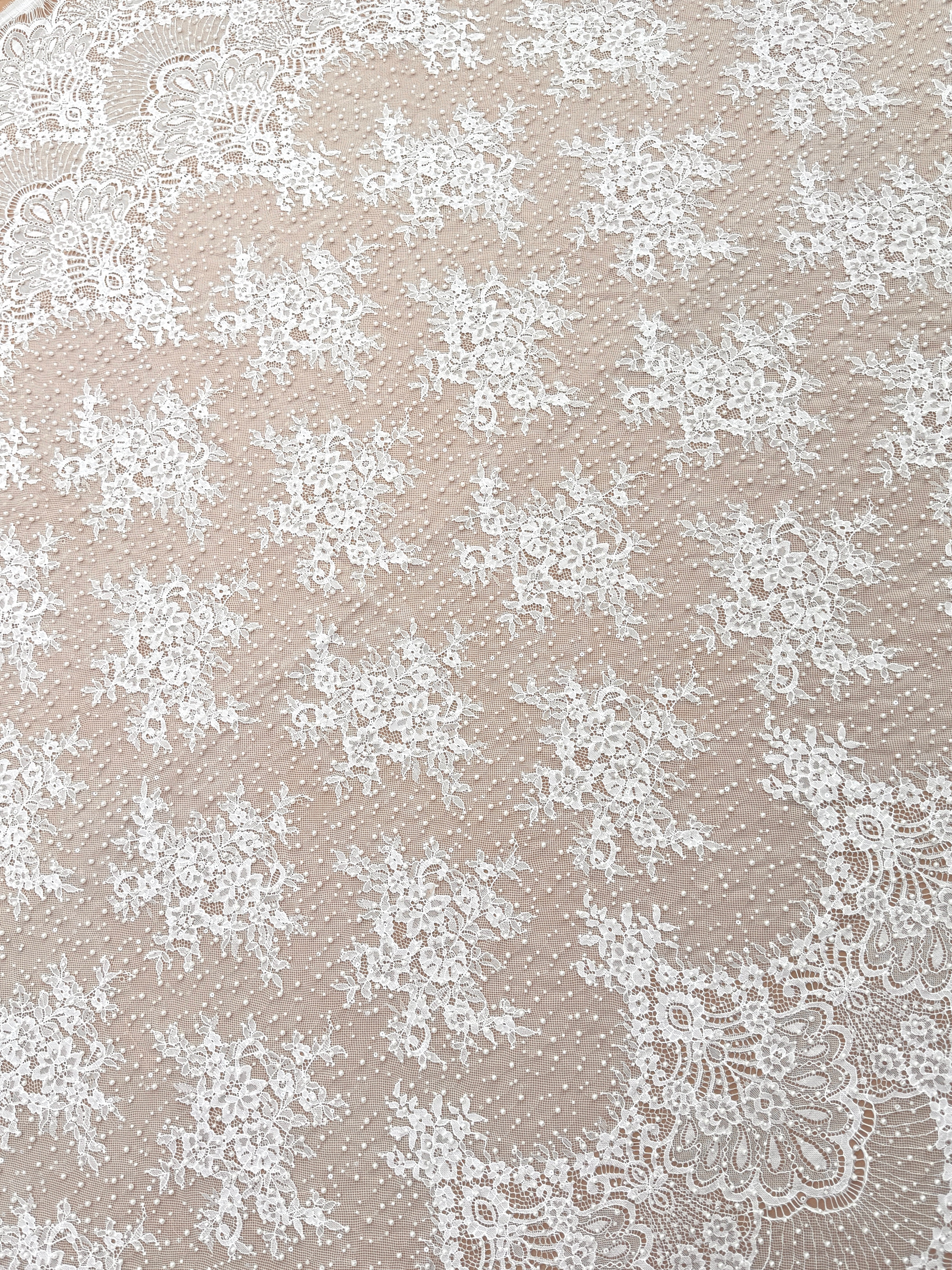 Dantela Chantilly Ivory cu Perle, Margele si Paiete - Cupon 3 m