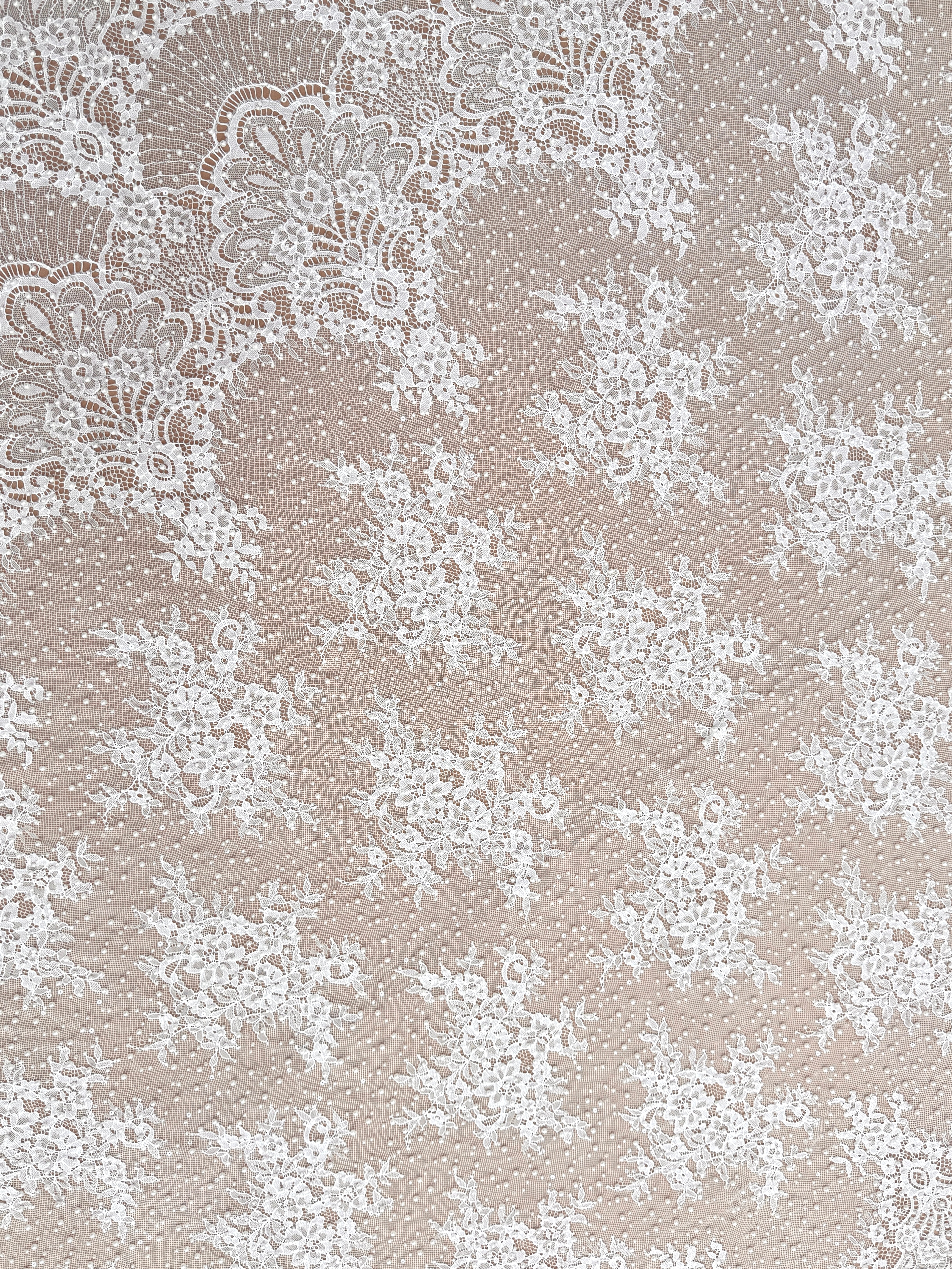 Dantela Chantilly Ivory cu Perle, Margele si Paiete - Cupon 3 m