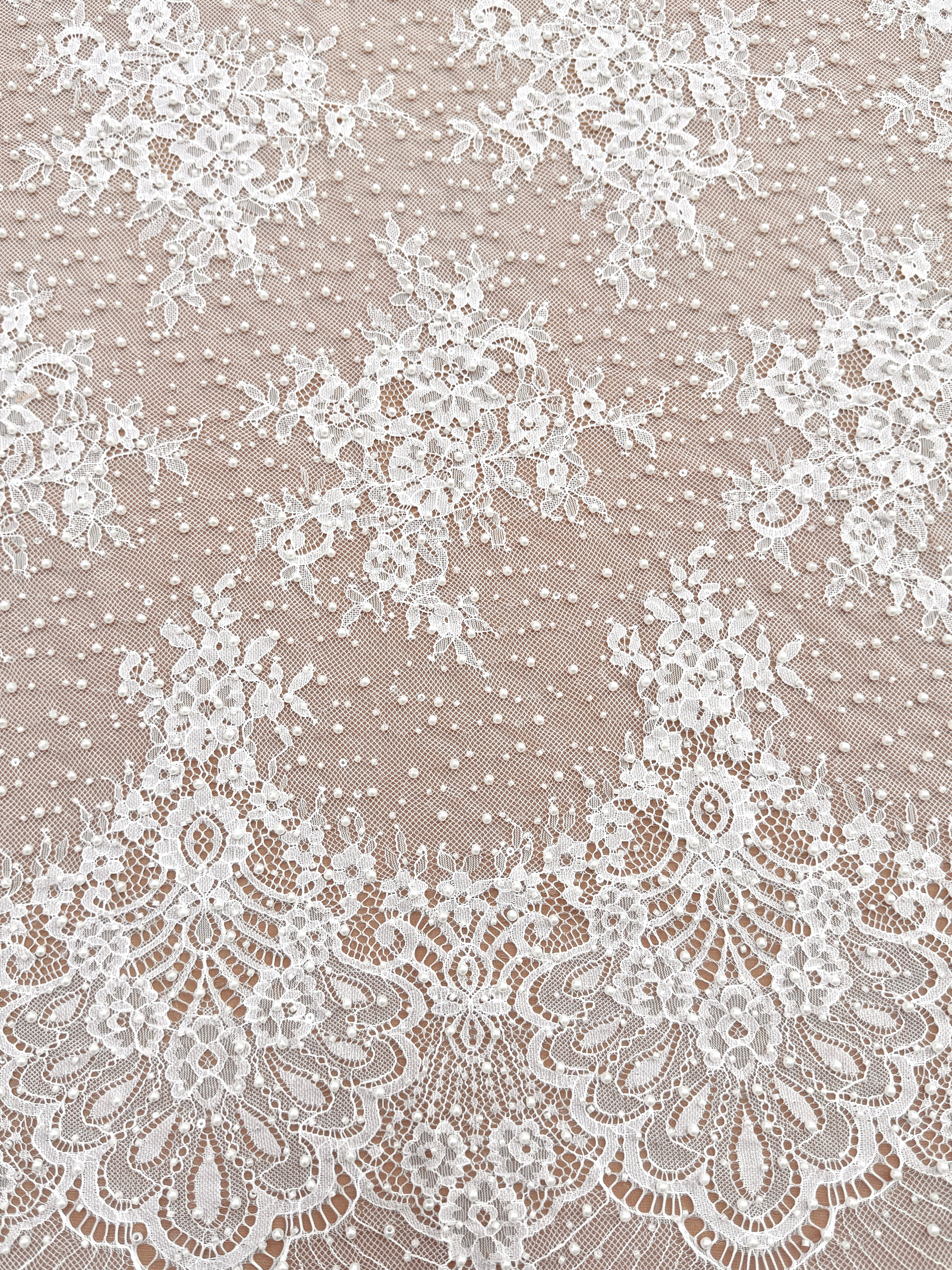 Dantela Chantilly Ivory cu Perle, Margele si Paiete - Cupon 3 m