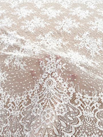 Dantela Chantilly Ivory cu Perle, Margele si Paiete - Cupon 3 m