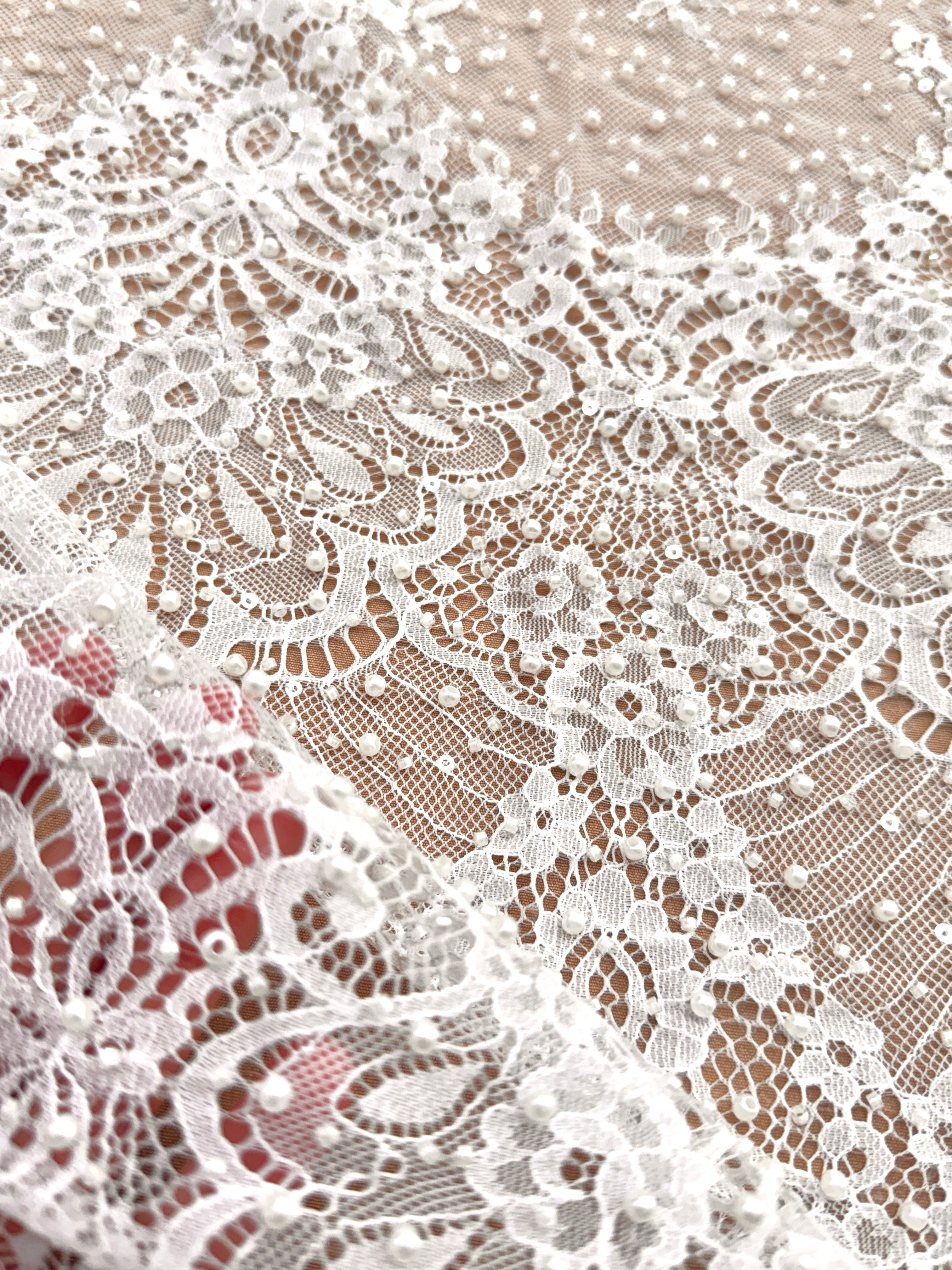 Dantela Chantilly Ivory cu Perle, Margele si Paiete - Cupon 3 m