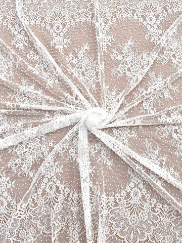 Dantela Chantilly Ivory cu Perle, Margele si Paiete - Cupon 3 m