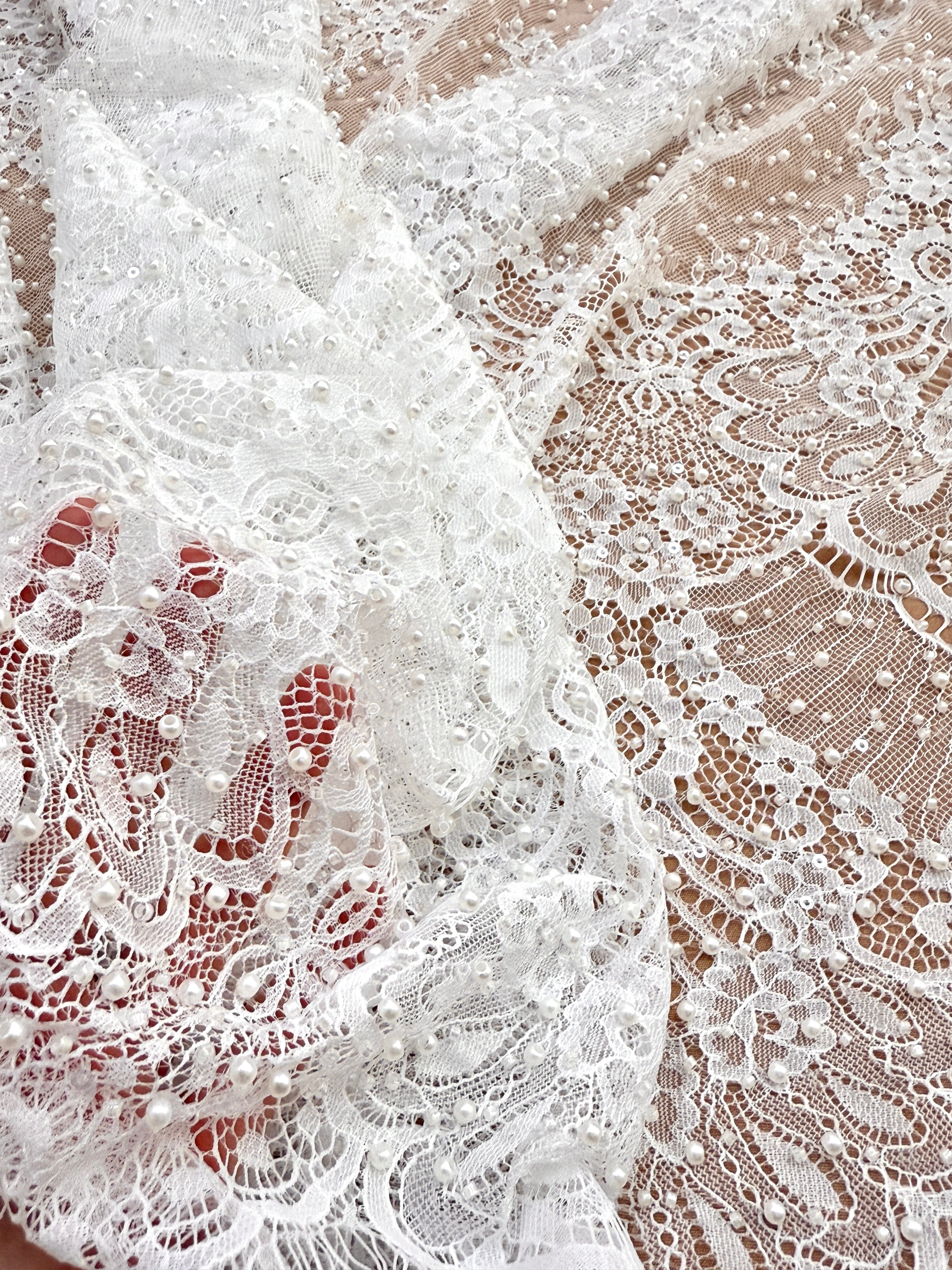 Dantela Chantilly Ivory cu Perle, Margele si Paiete - Cupon 3 m