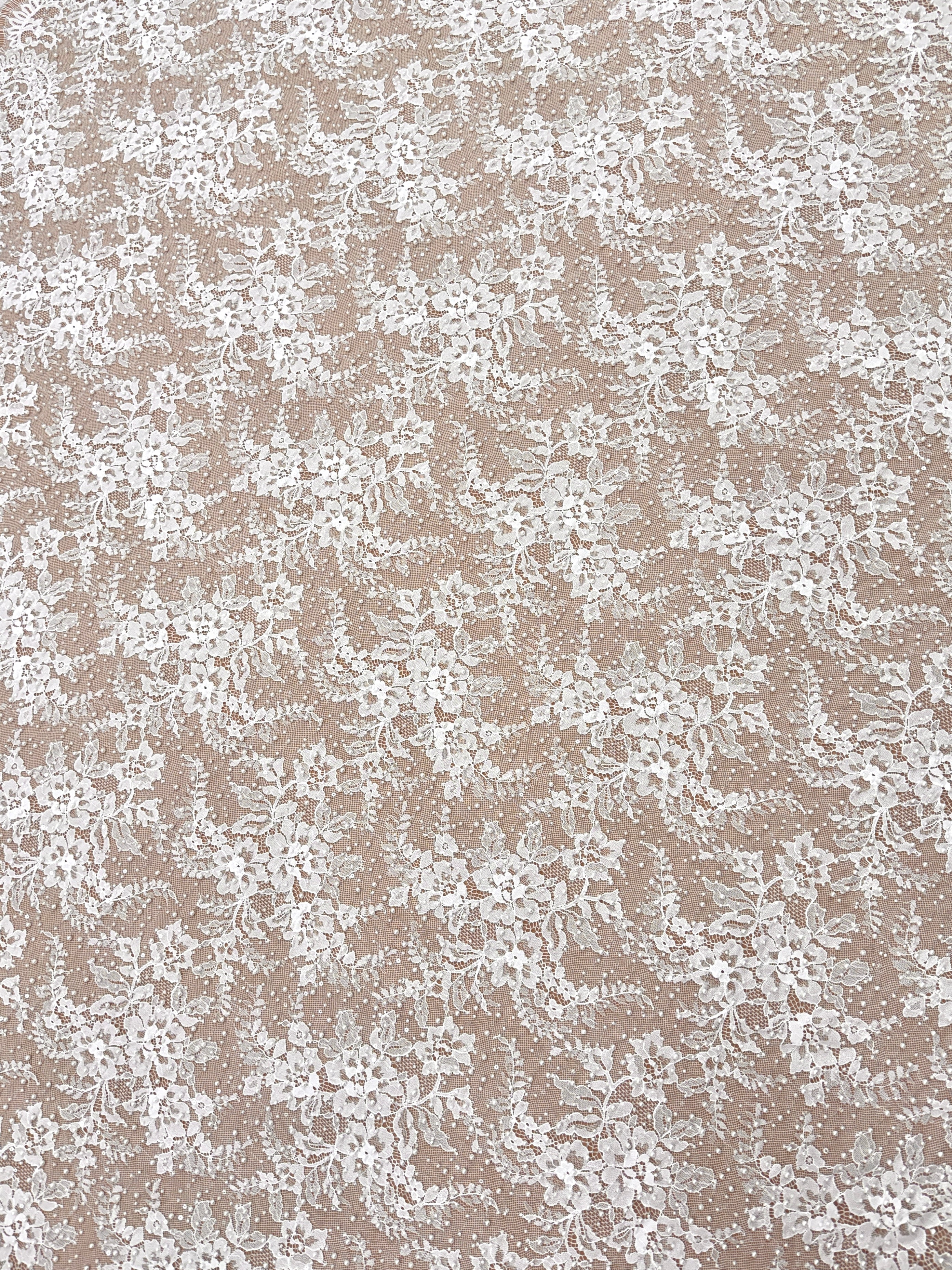 Dantela Chantilly Ivory cu Perle, Margele si Paiete - Cupon 3 m