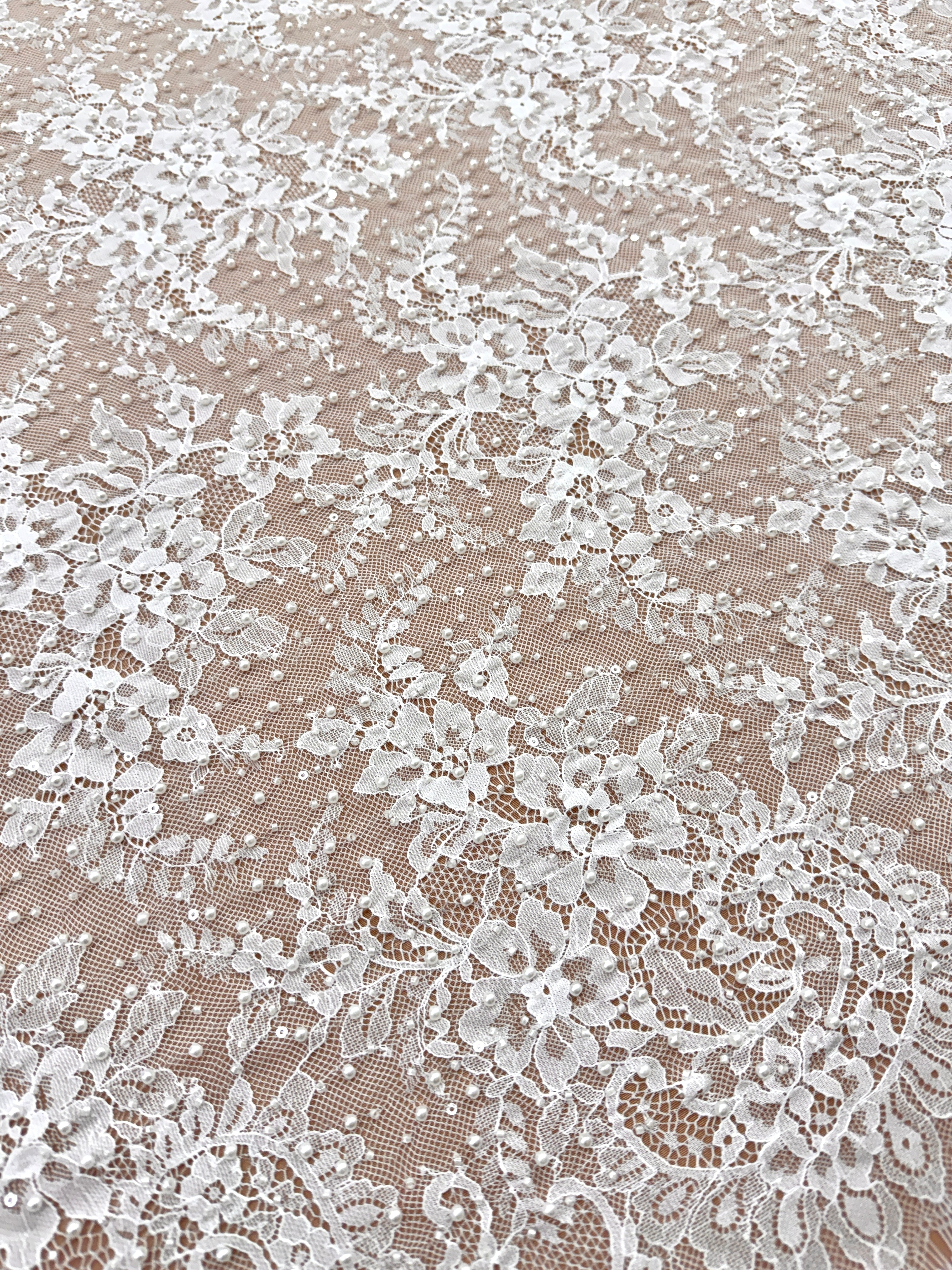 Dantela Chantilly Ivory cu Perle, Margele si Paiete - Cupon 3 m