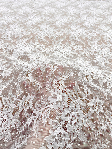 Dantela Chantilly Ivory cu Perle, Margele si Paiete - Cupon 3 m