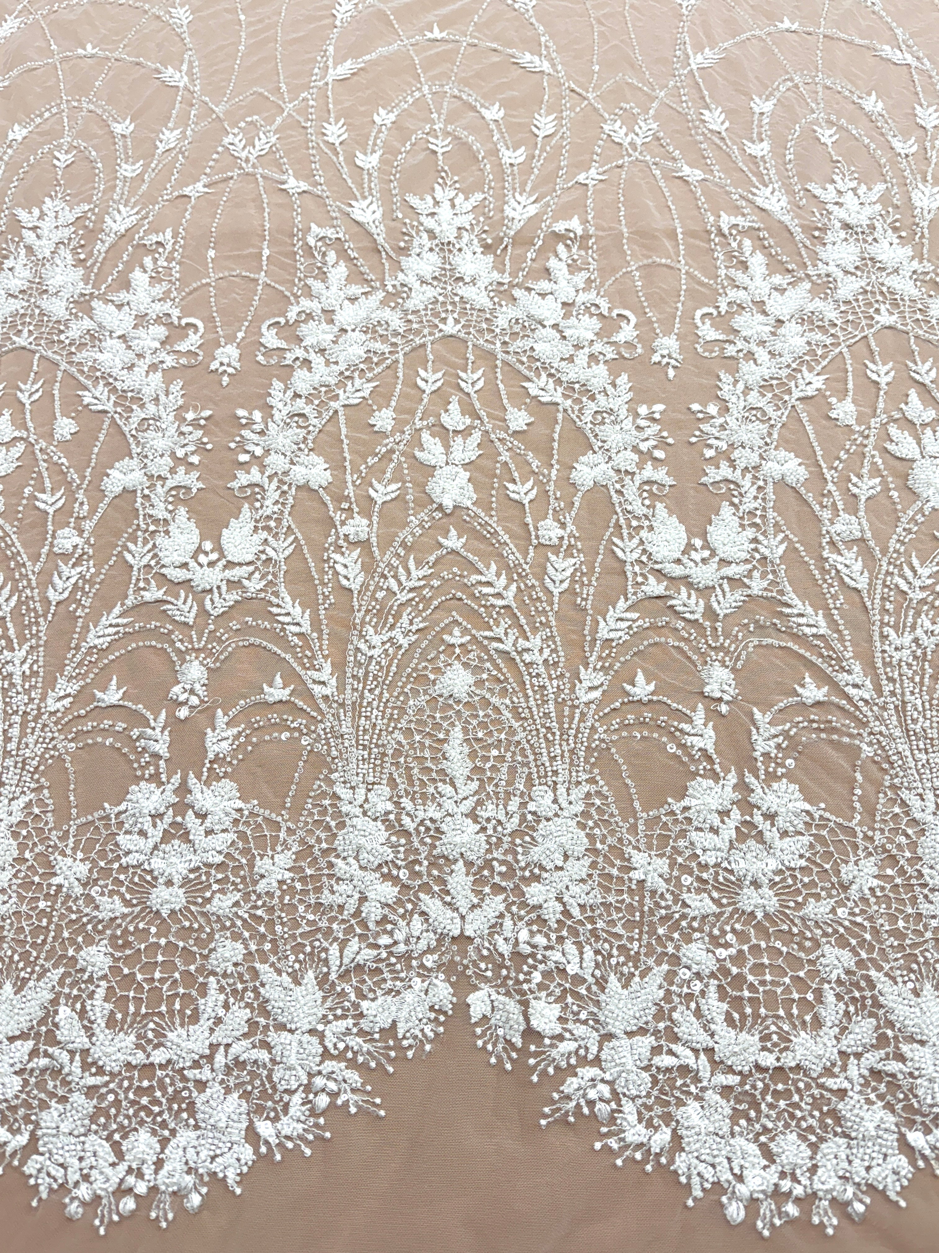 Dantela Ivory cu Model Geometric, cu Perle, Margele si Paiete