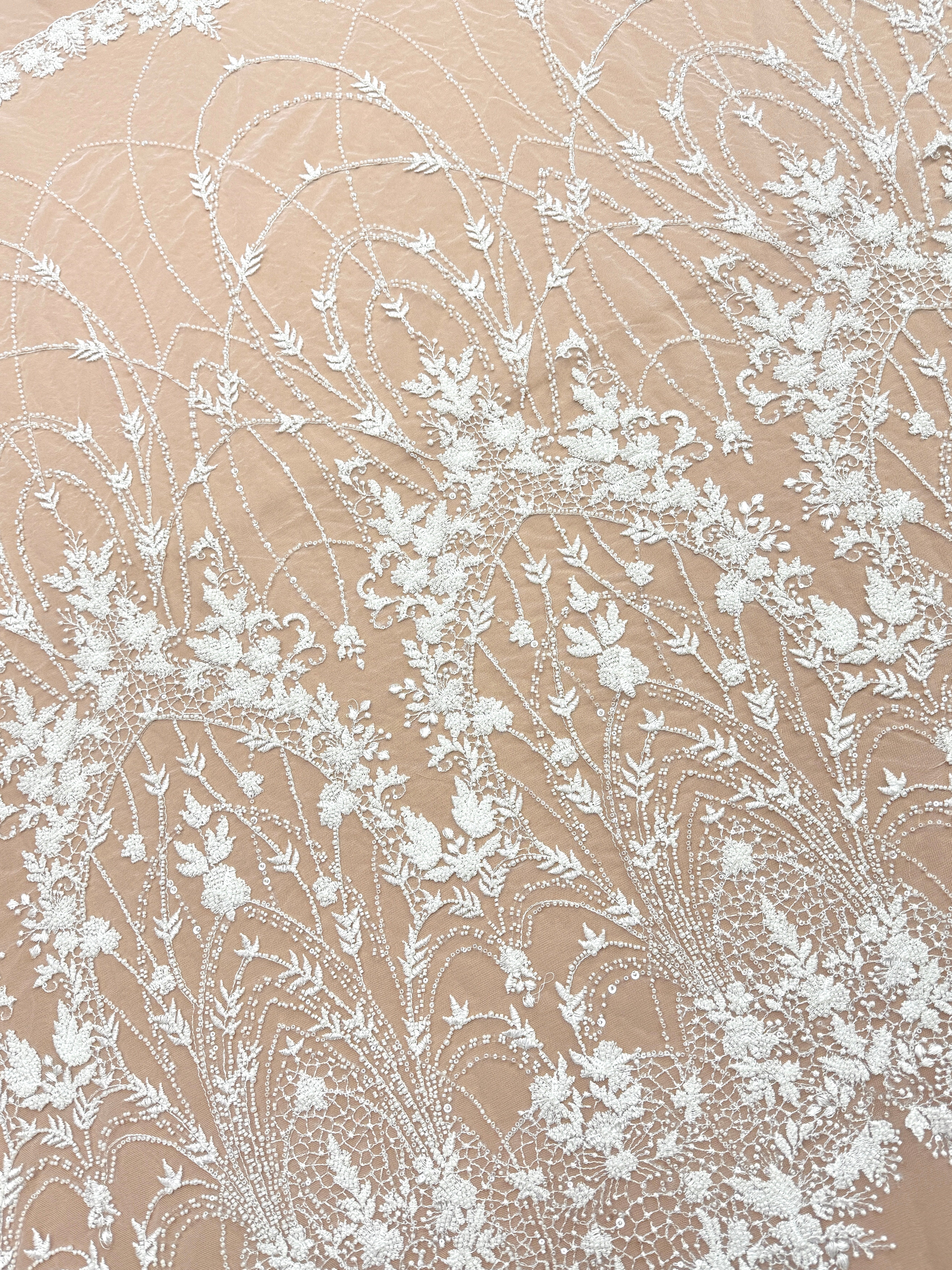 Dantela Ivory cu Model Geometric, cu Perle, Margele si Paiete