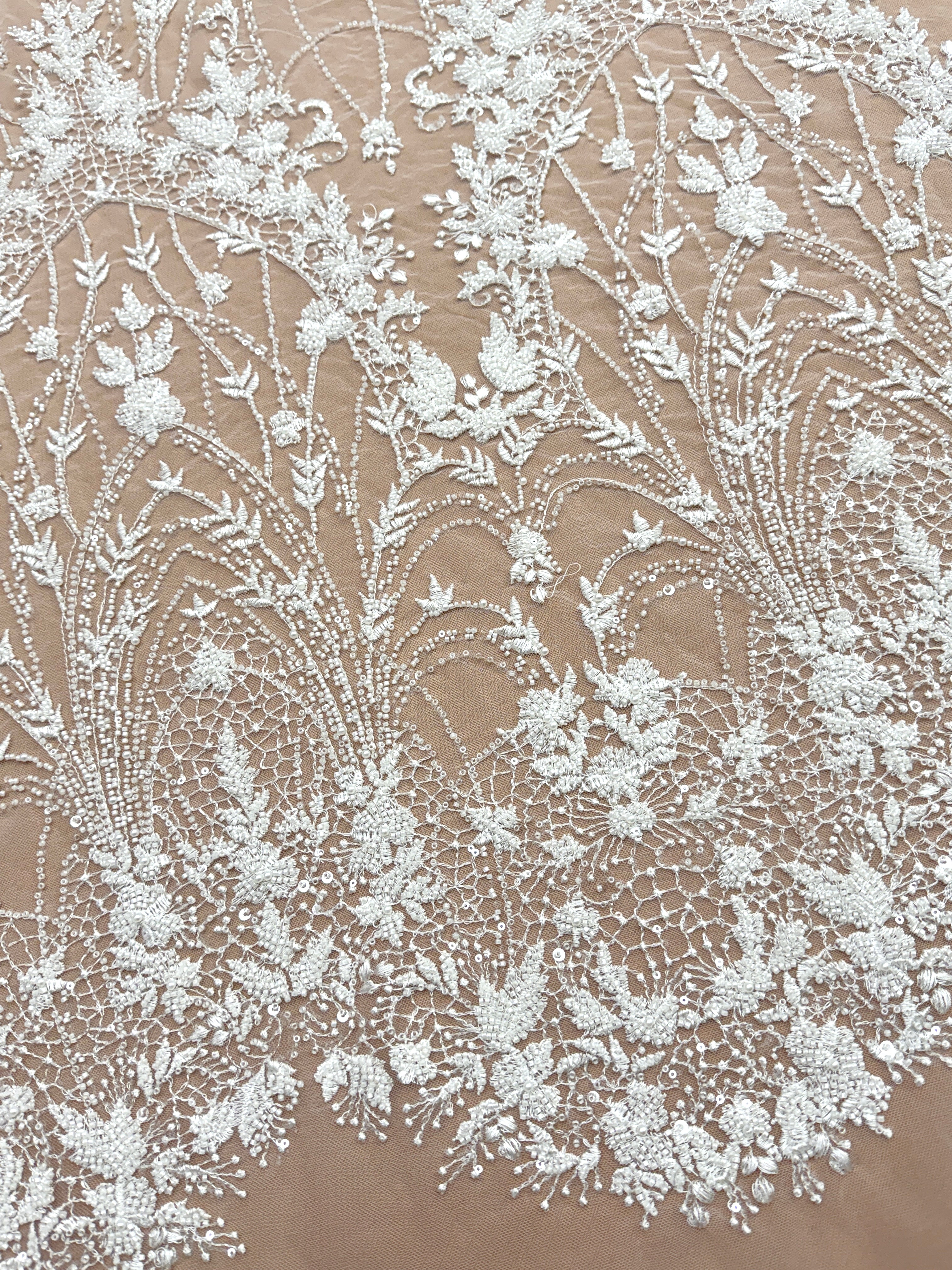 Dantela Ivory cu Model Geometric, cu Perle, Margele si Paiete