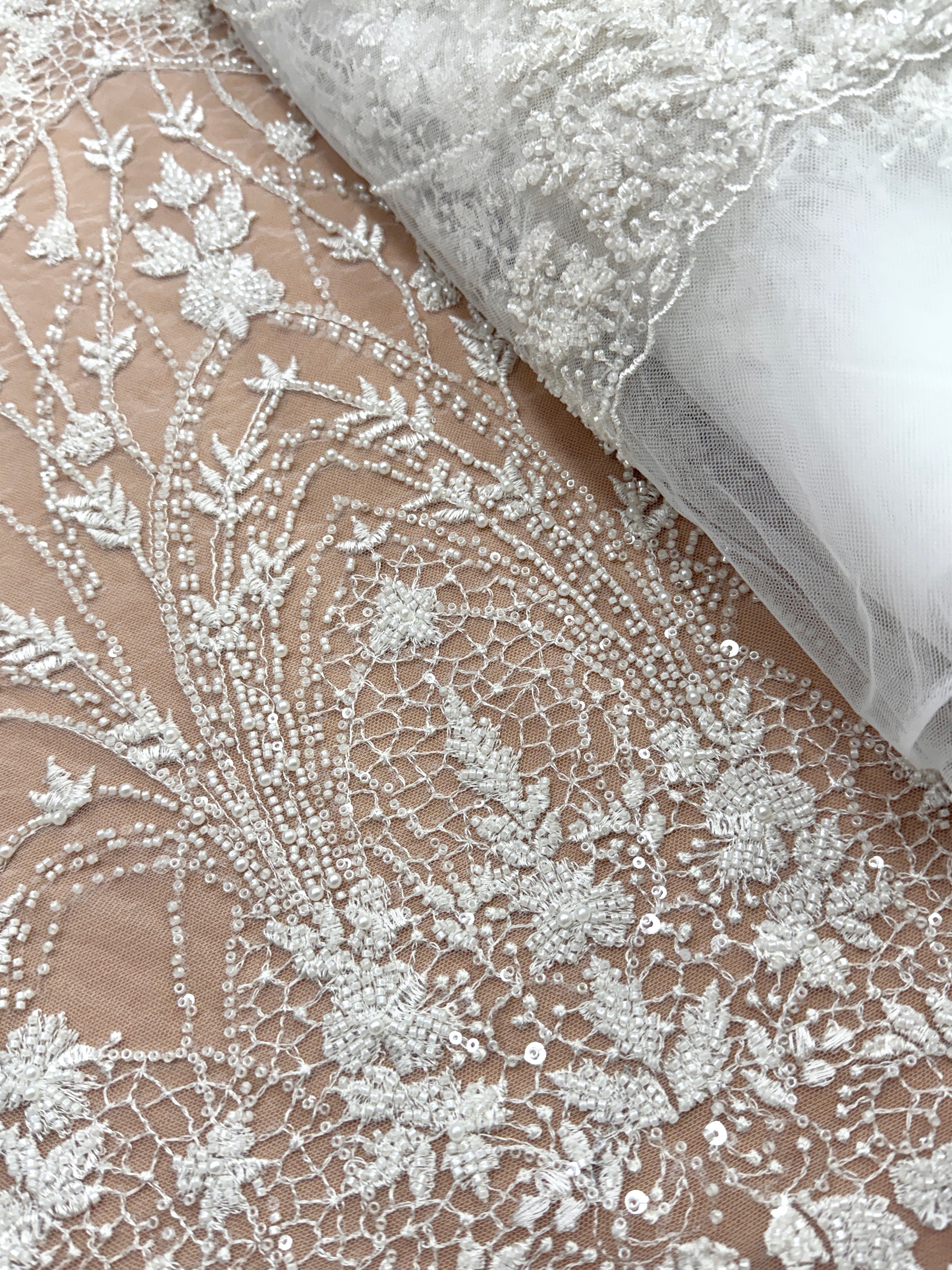 Dantela Ivory cu Model Geometric, cu Perle, Margele si Paiete