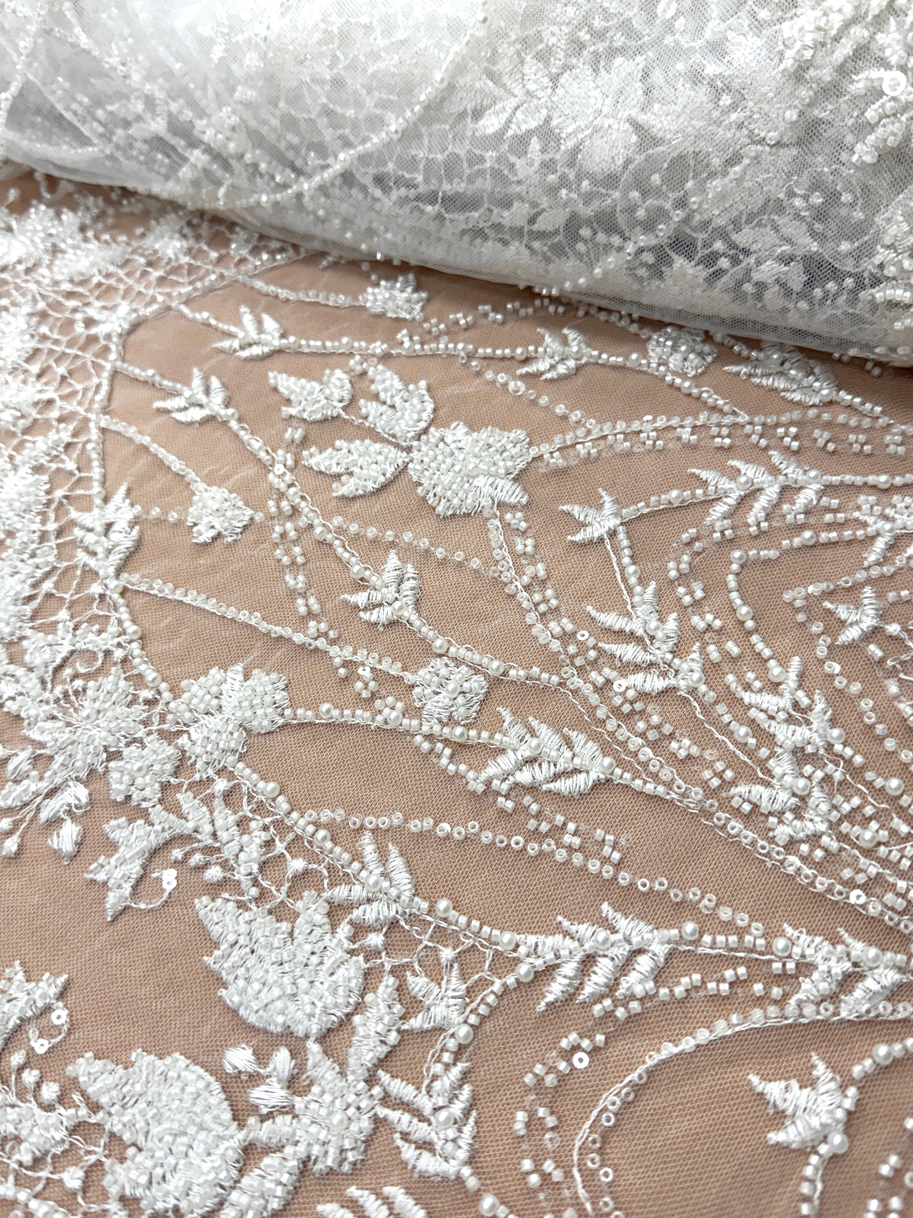 Dantela Ivory cu Model Geometric, cu Perle, Margele si Paiete