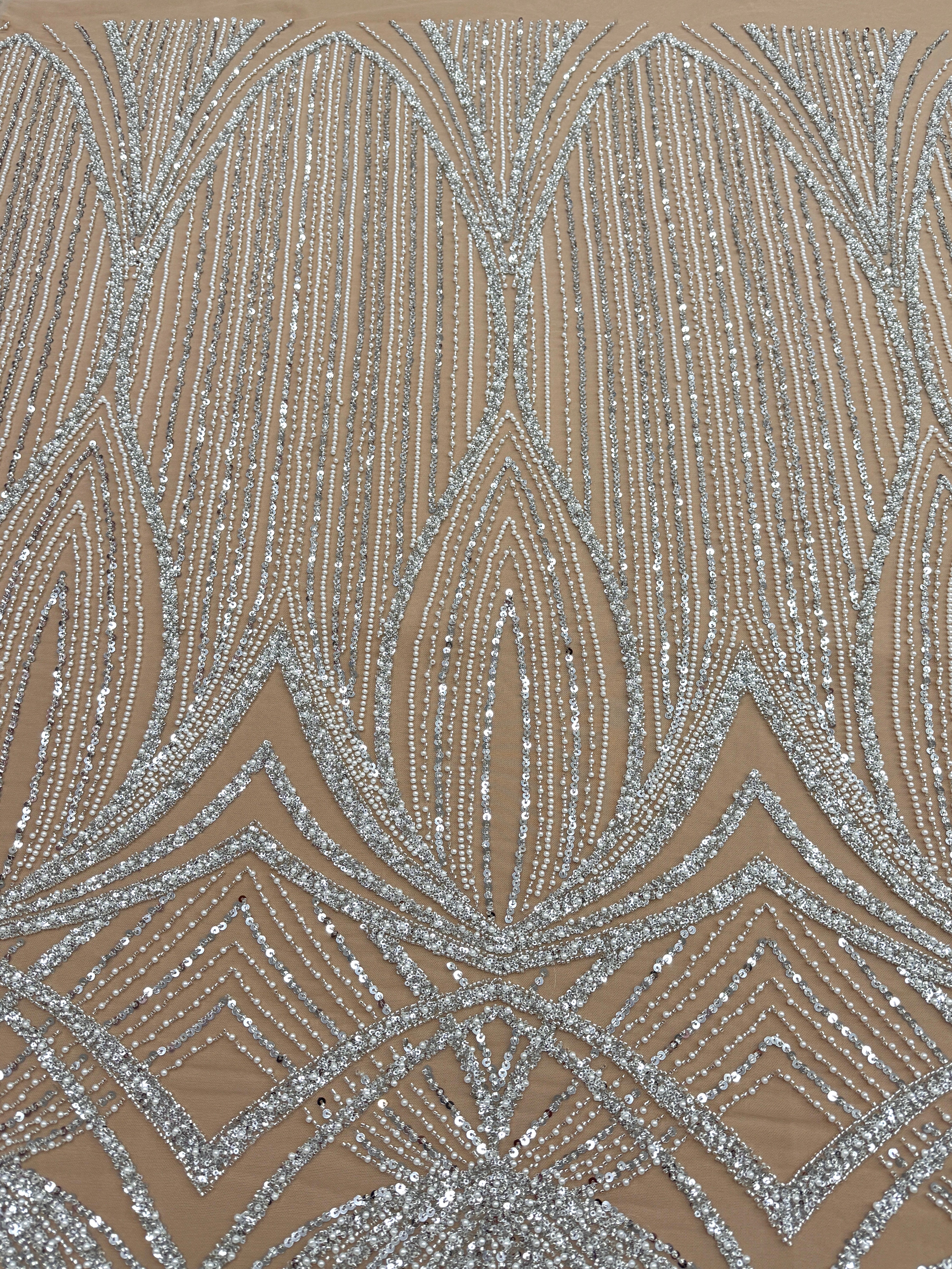 Csipke Couture ezüst tüllön, nude színben, geometrikus mintával, gyöngyökkel, gyöngyöcskékkel és flitterekkel