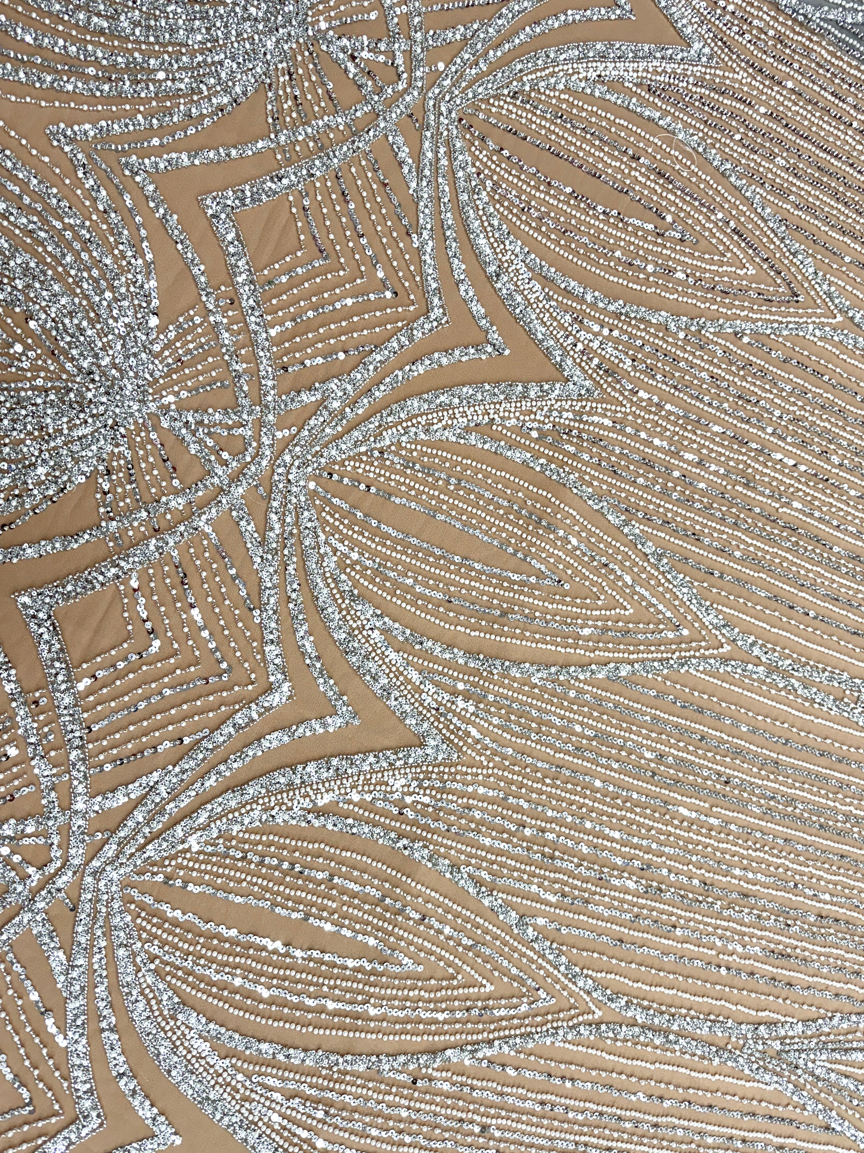 Csipke Couture ezüst tüllön, nude színben, geometrikus mintával, gyöngyökkel, gyöngyöcskékkel és flitterekkel