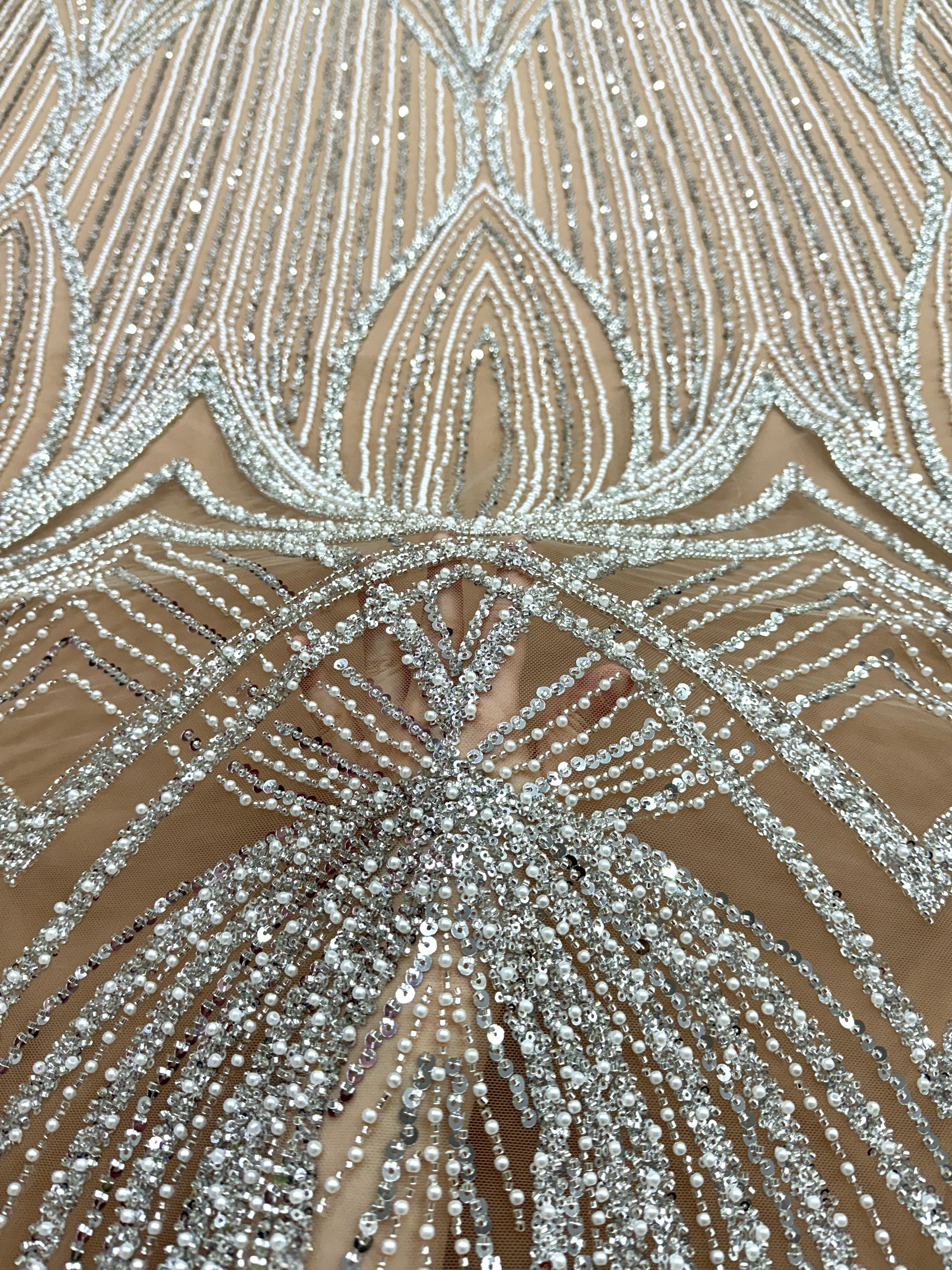 Csipke Couture ezüst tüllön, nude színben, geometrikus mintával, gyöngyökkel, gyöngyöcskékkel és flitterekkel