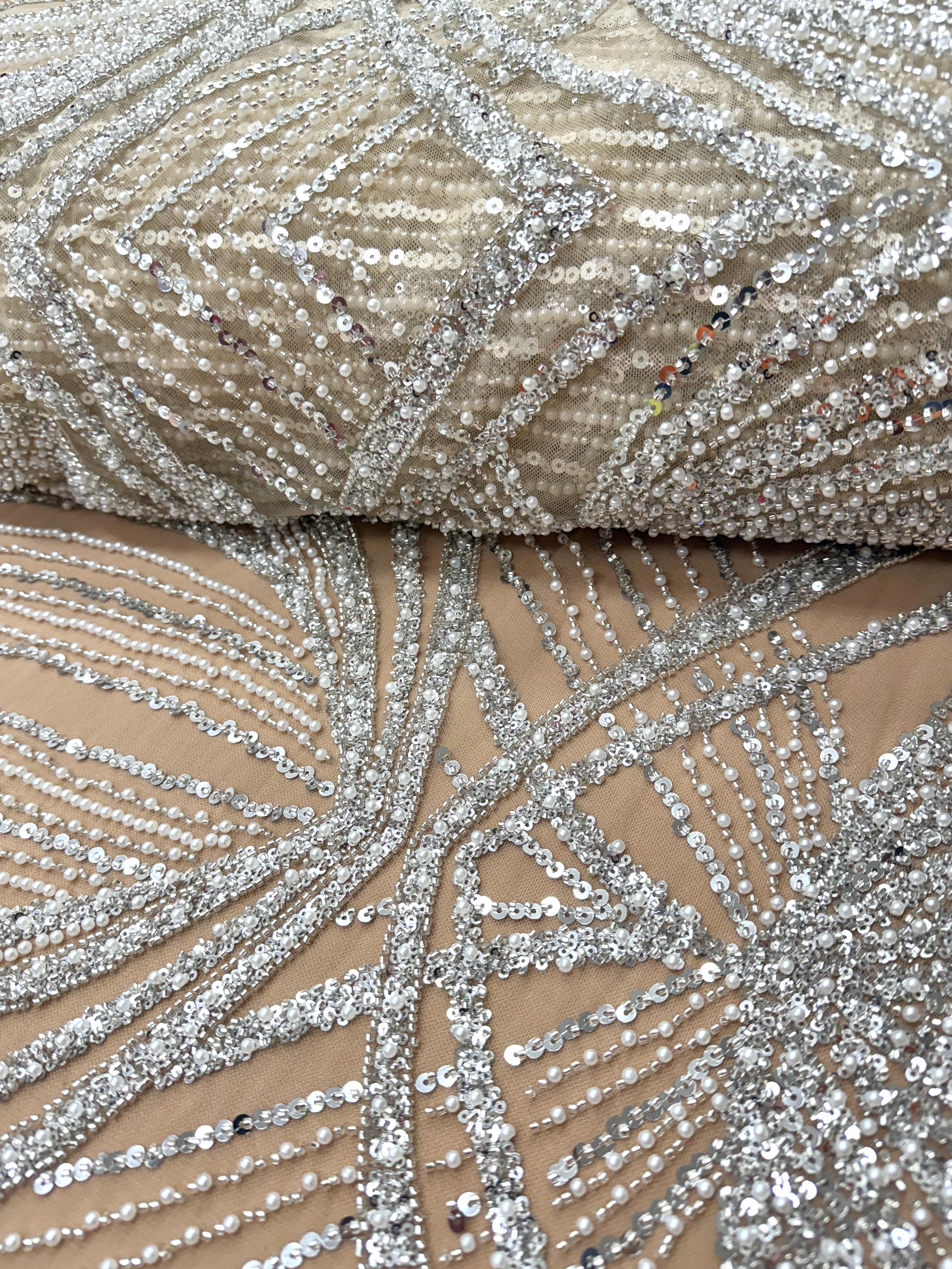 Csipke Couture ezüst tüllön, nude színben, geometrikus mintával, gyöngyökkel, gyöngyöcskékkel és flitterekkel