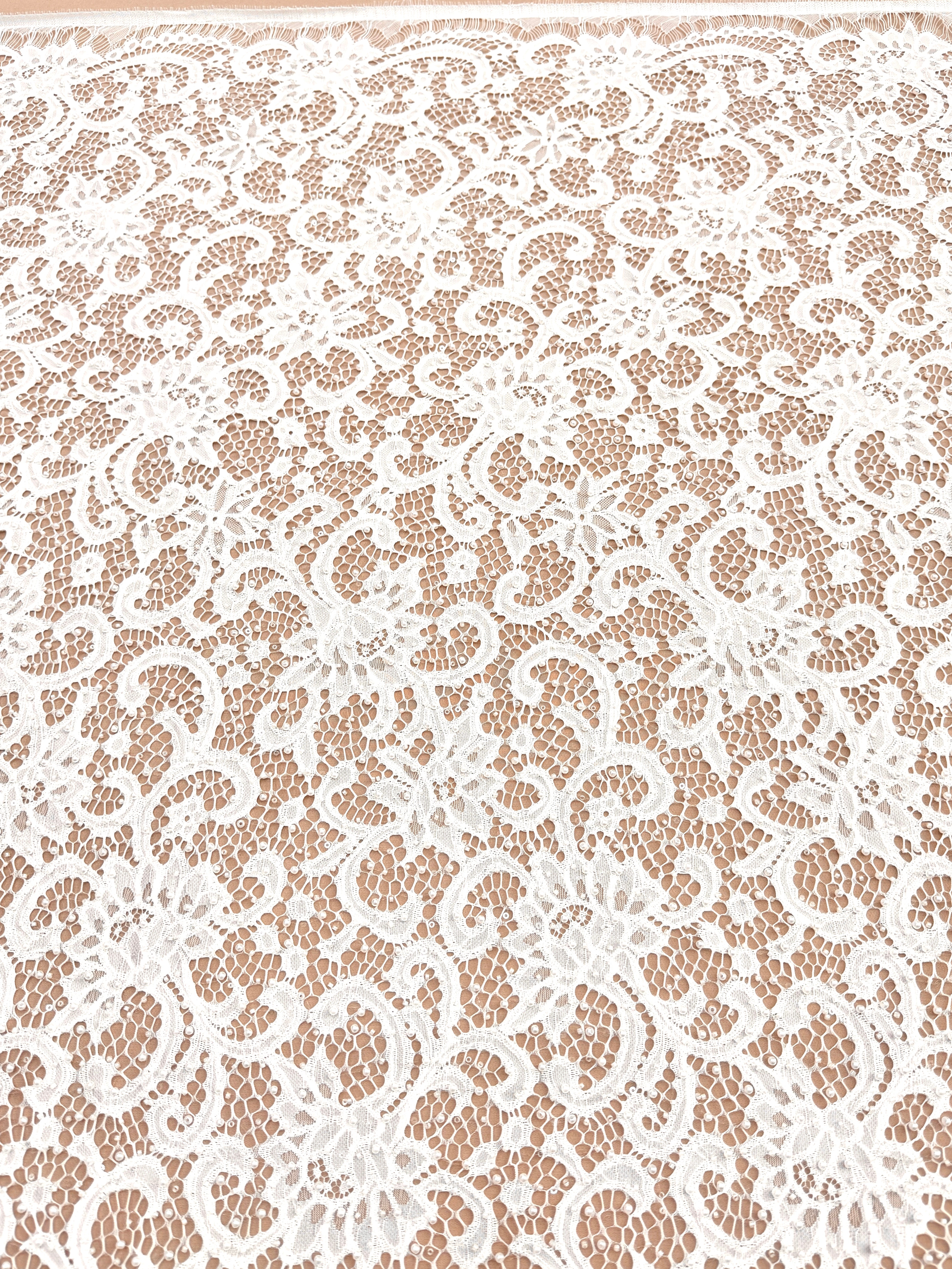 Dantela Chantilly Ivory cu Perle, Margele si Paiete - Cupon 3 m