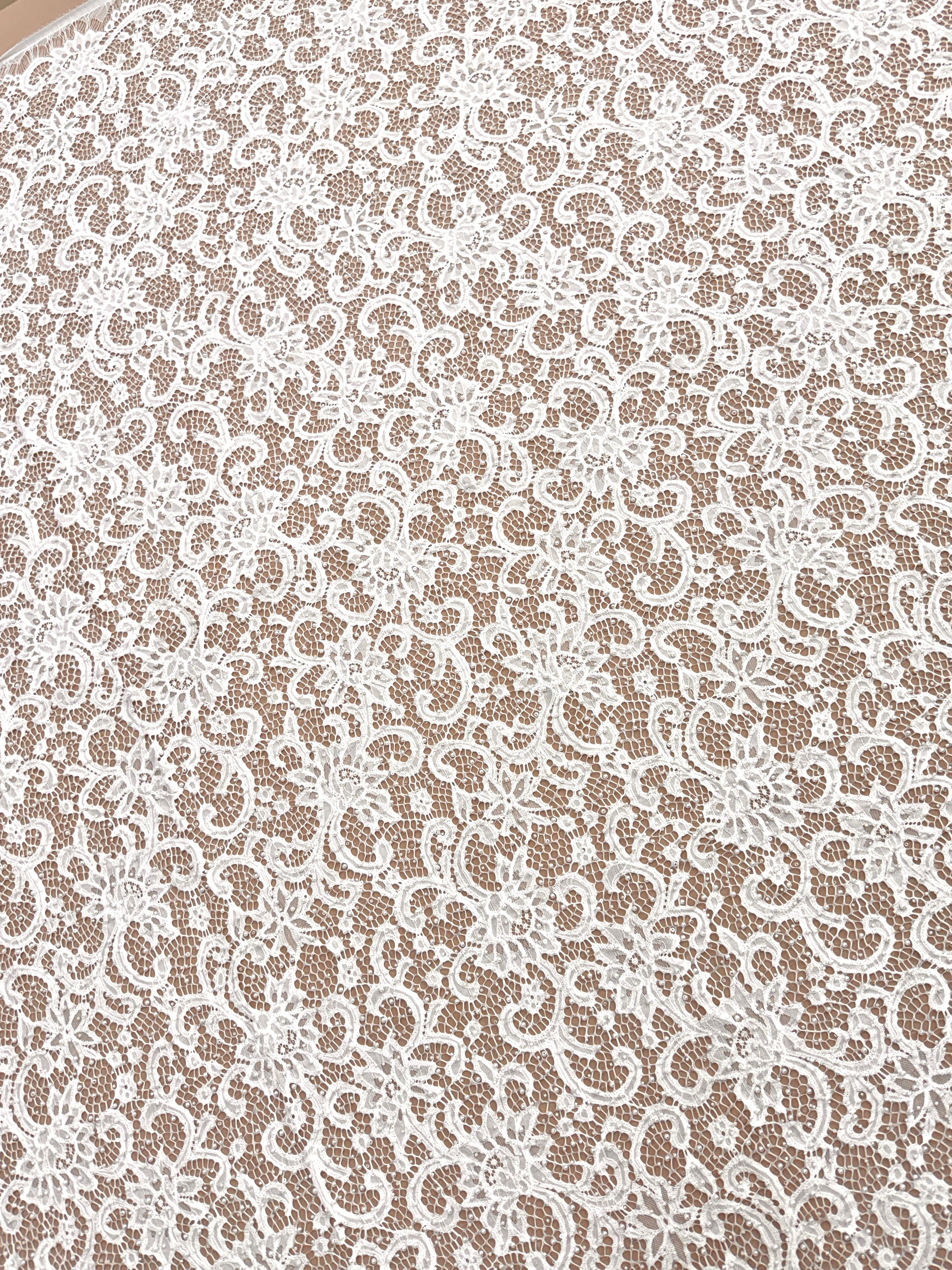 Dantela Chantilly Ivory cu Perle, Margele si Paiete - Cupon 3 m