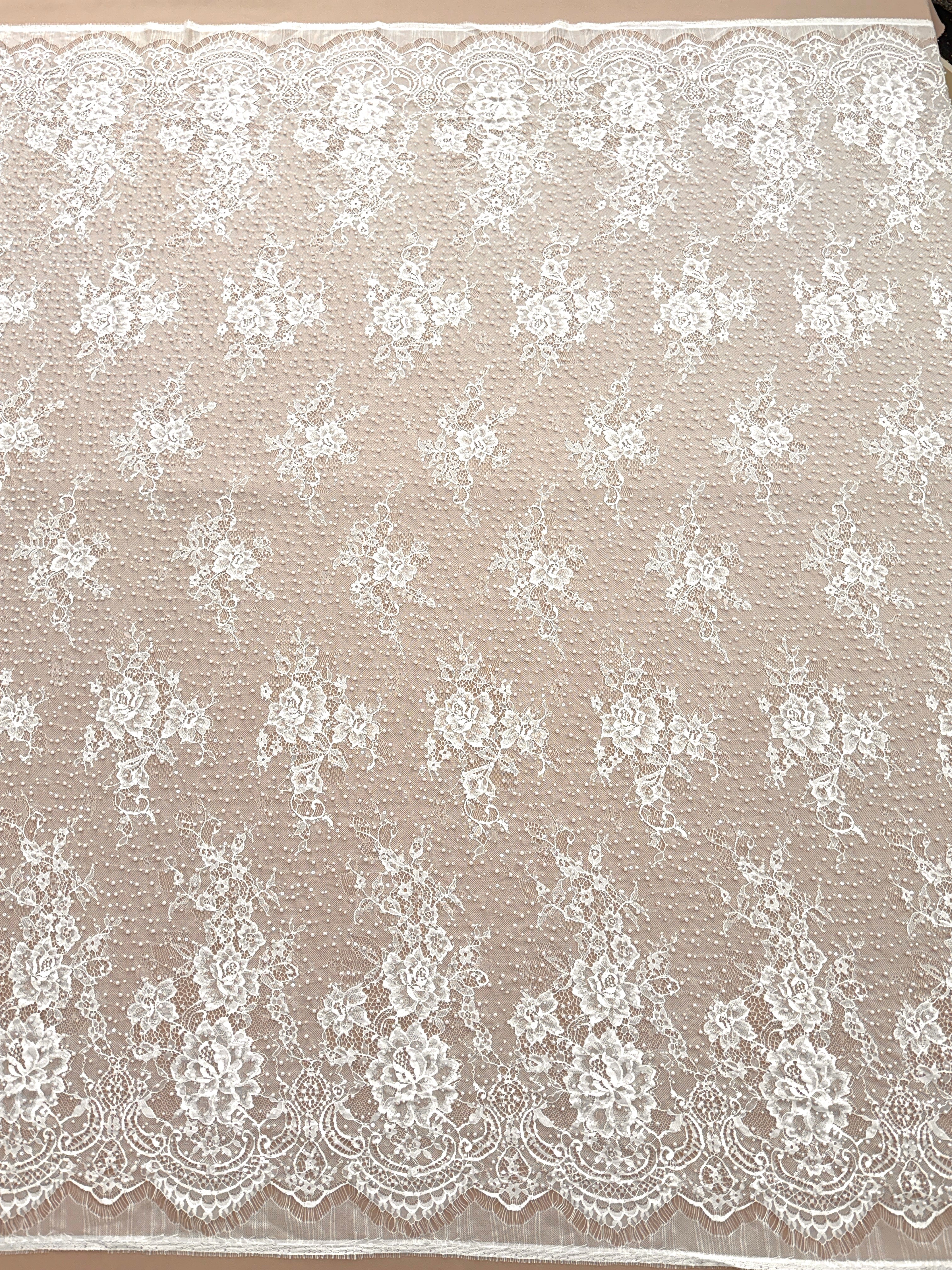 Dantela Chantilly Ivory cu Perle, Margele si Paiete - Cupon 3 m