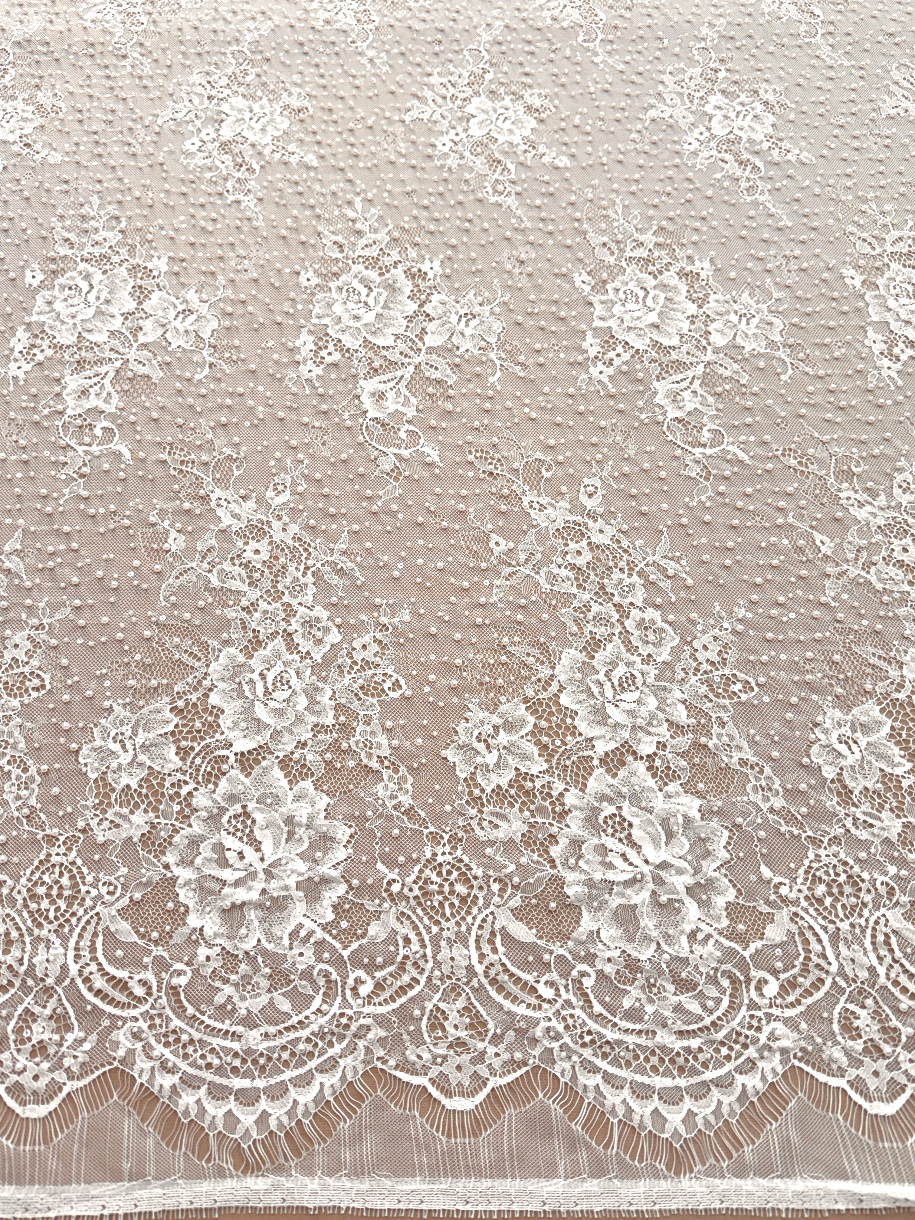 Dantela Chantilly Ivory cu Perle, Margele si Paiete - Cupon 3 m