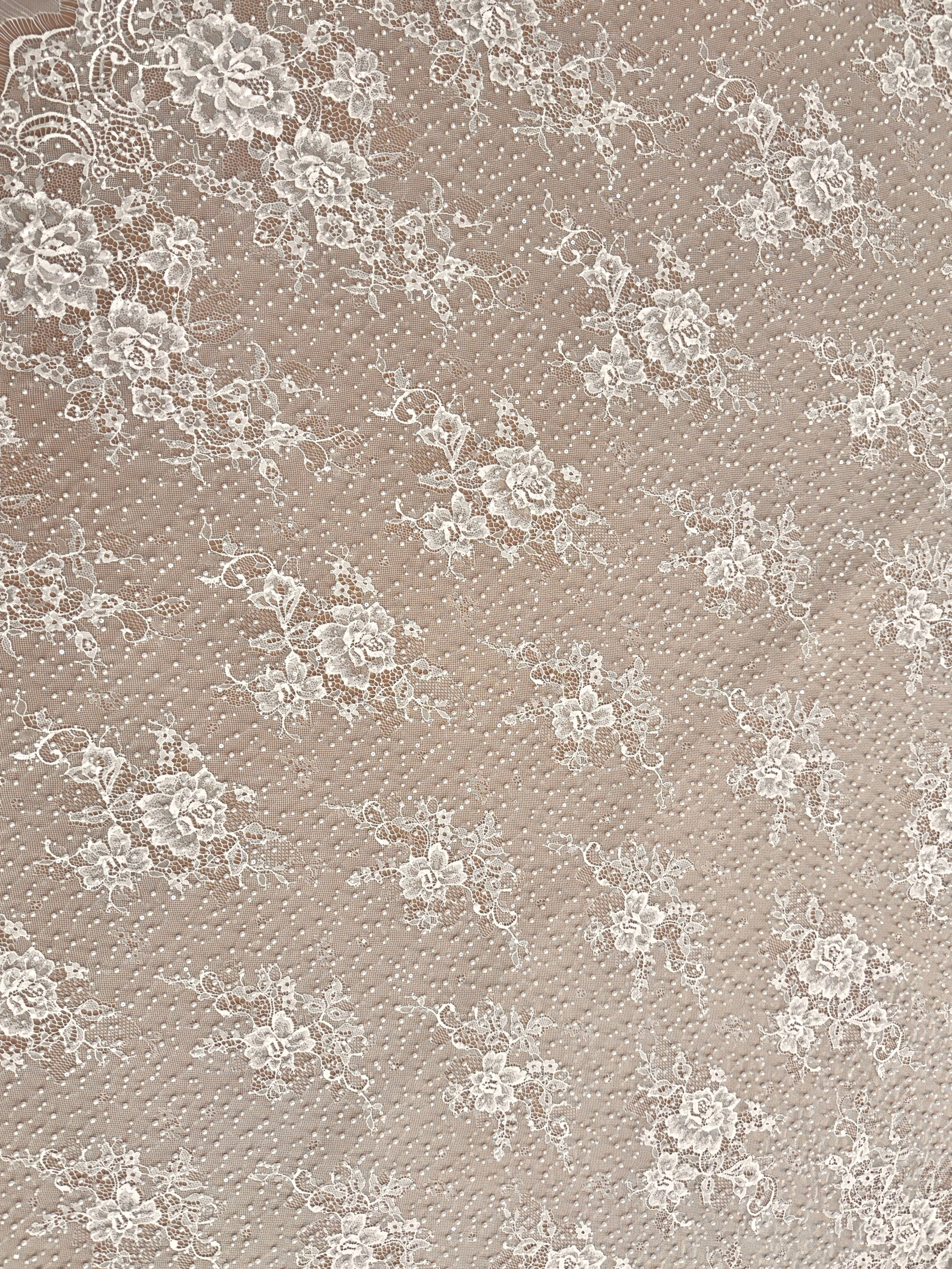 Dantela Chantilly Ivory cu Perle, Margele si Paiete - Cupon 3 m