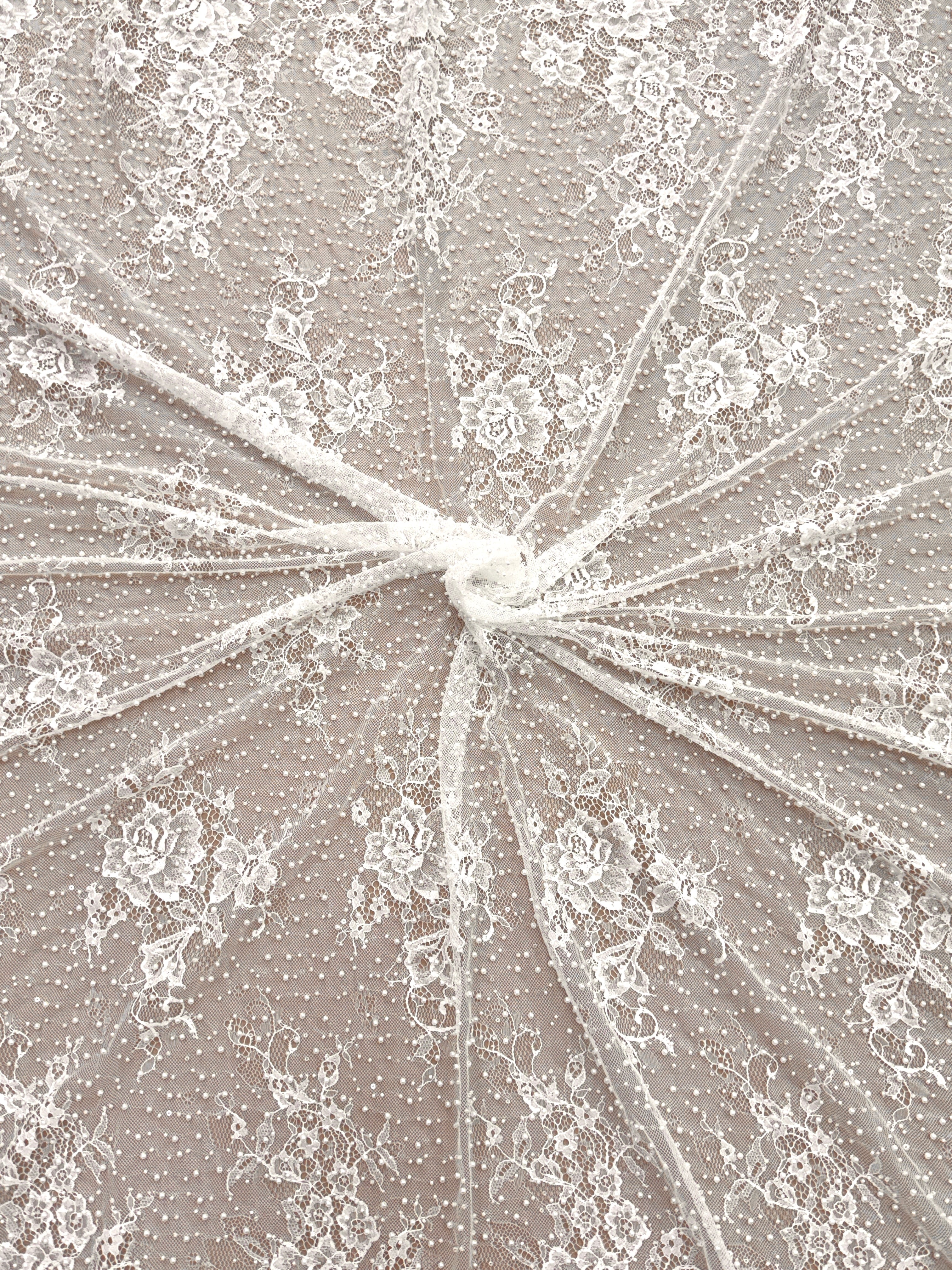 Dantela Chantilly Ivory cu Perle, Margele si Paiete - Cupon 3 m