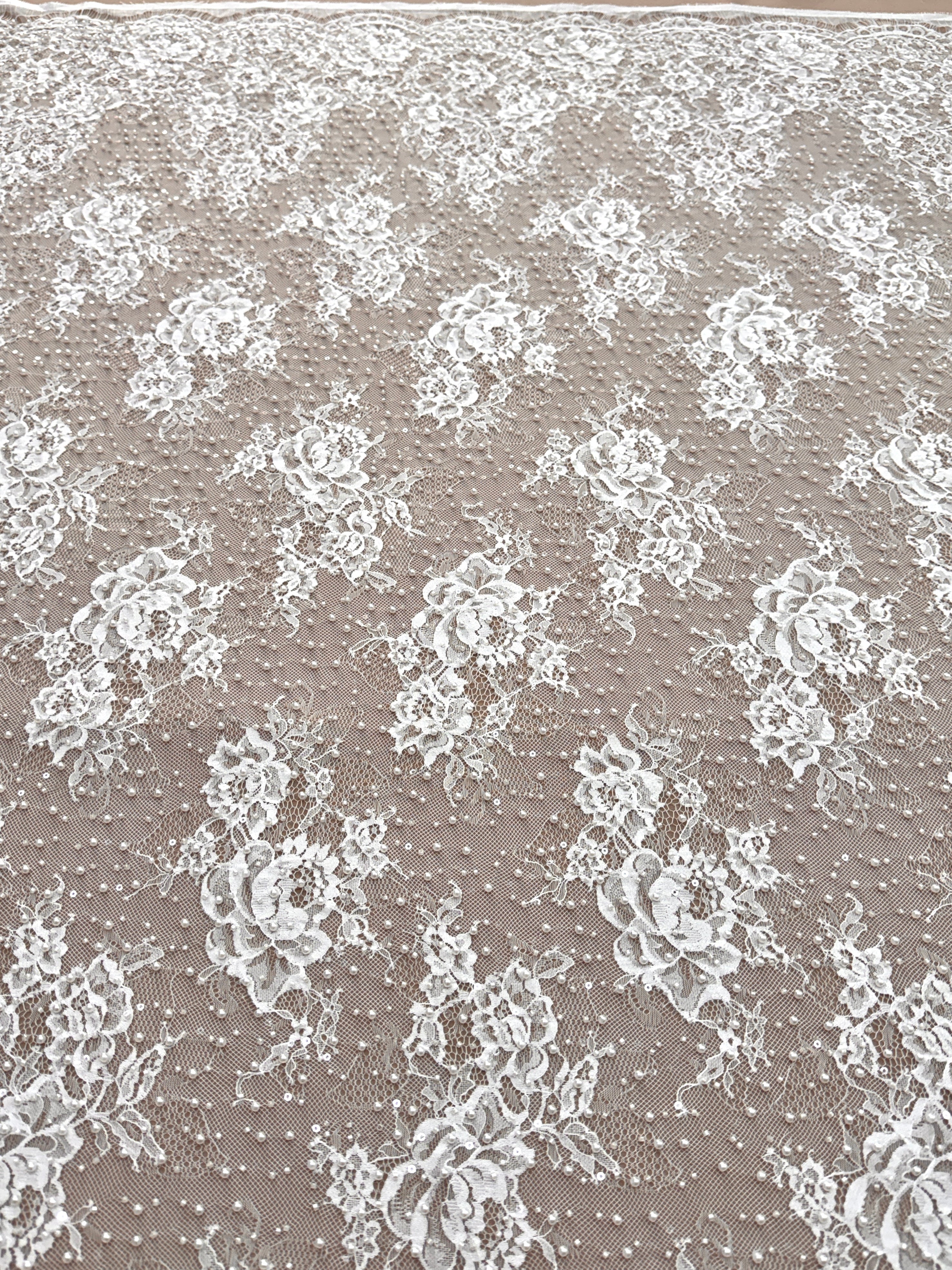 Dantela Chantilly Ivory cu Perle, Margele si Paiete - Cupon 3 m