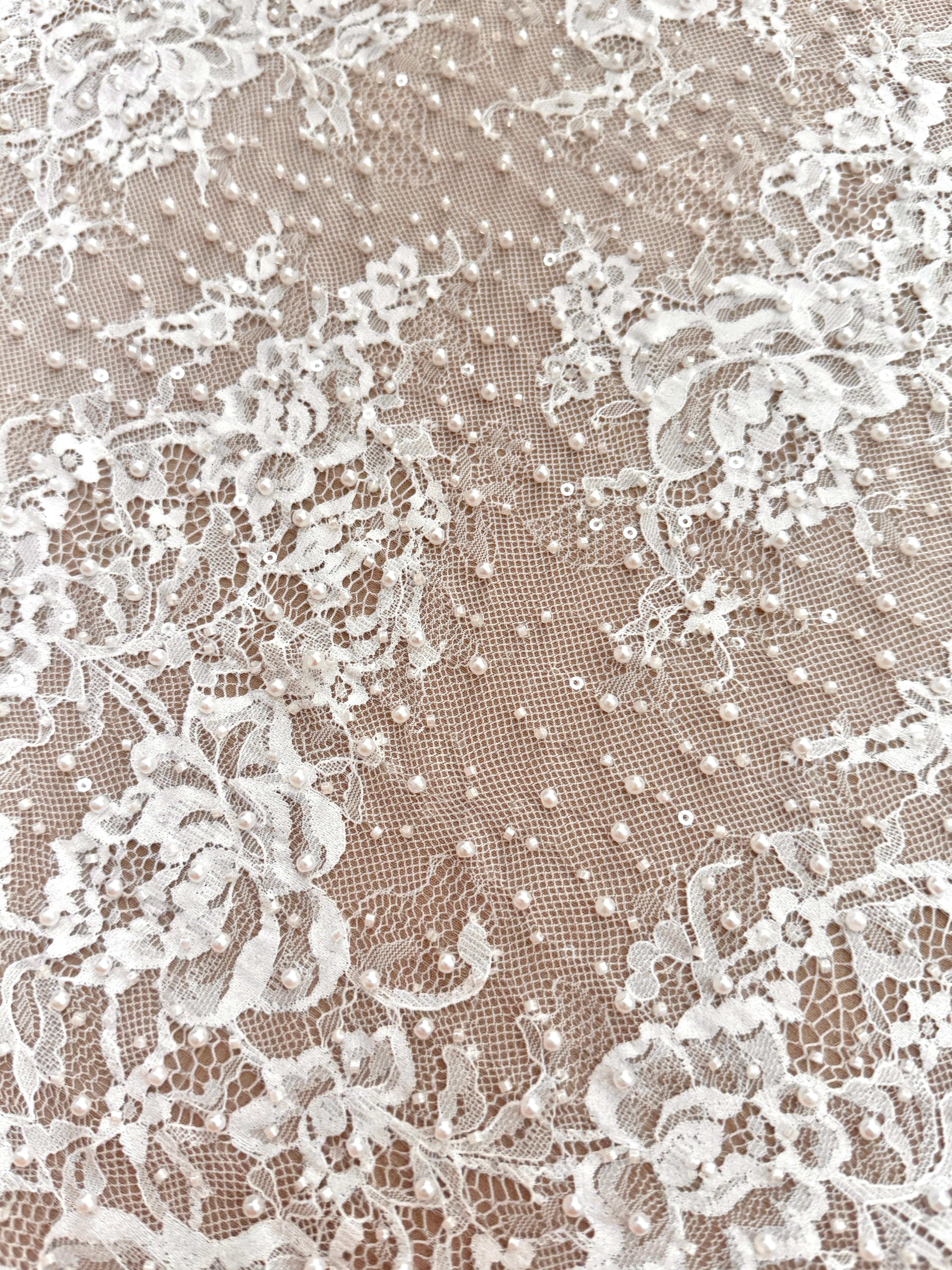 Dantela Chantilly Ivory cu Perle, Margele si Paiete - Cupon 3 m