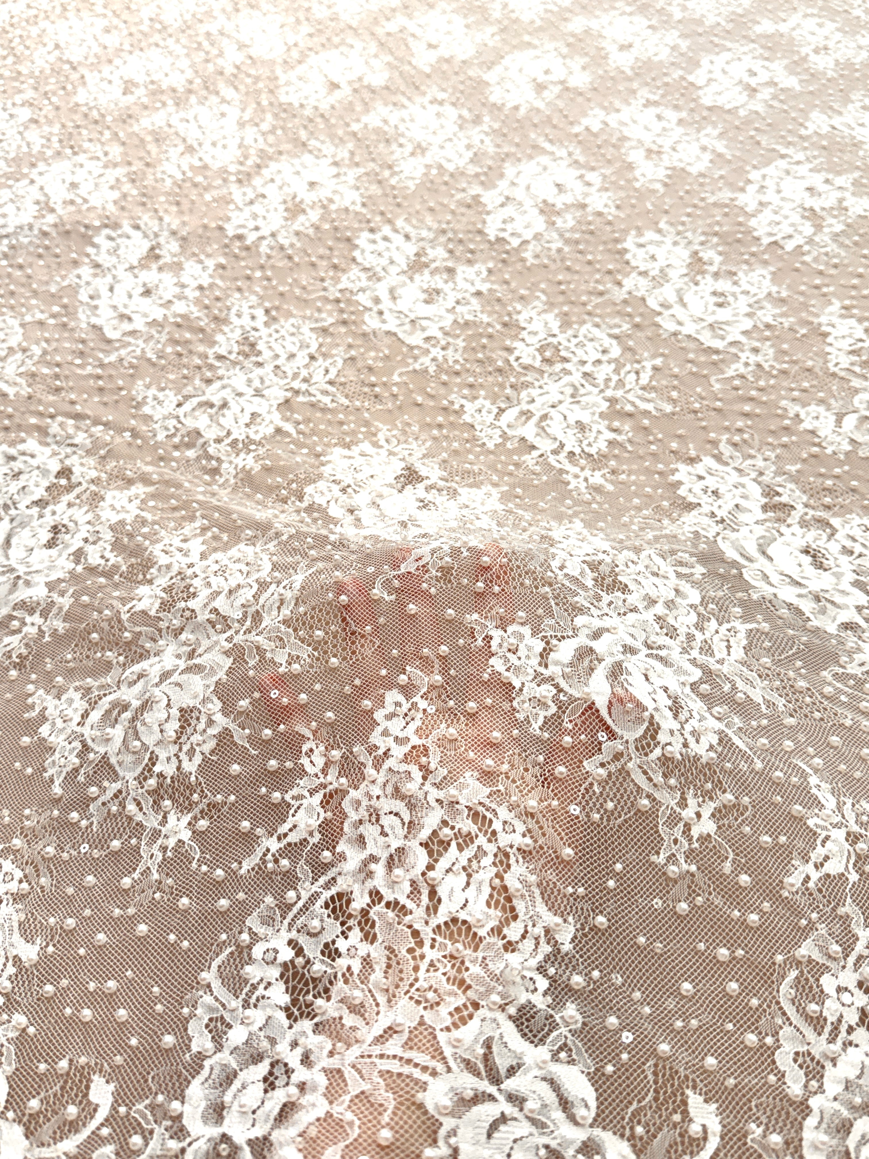 Dantela Chantilly Ivory cu Perle, Margele si Paiete - Cupon 3 m
