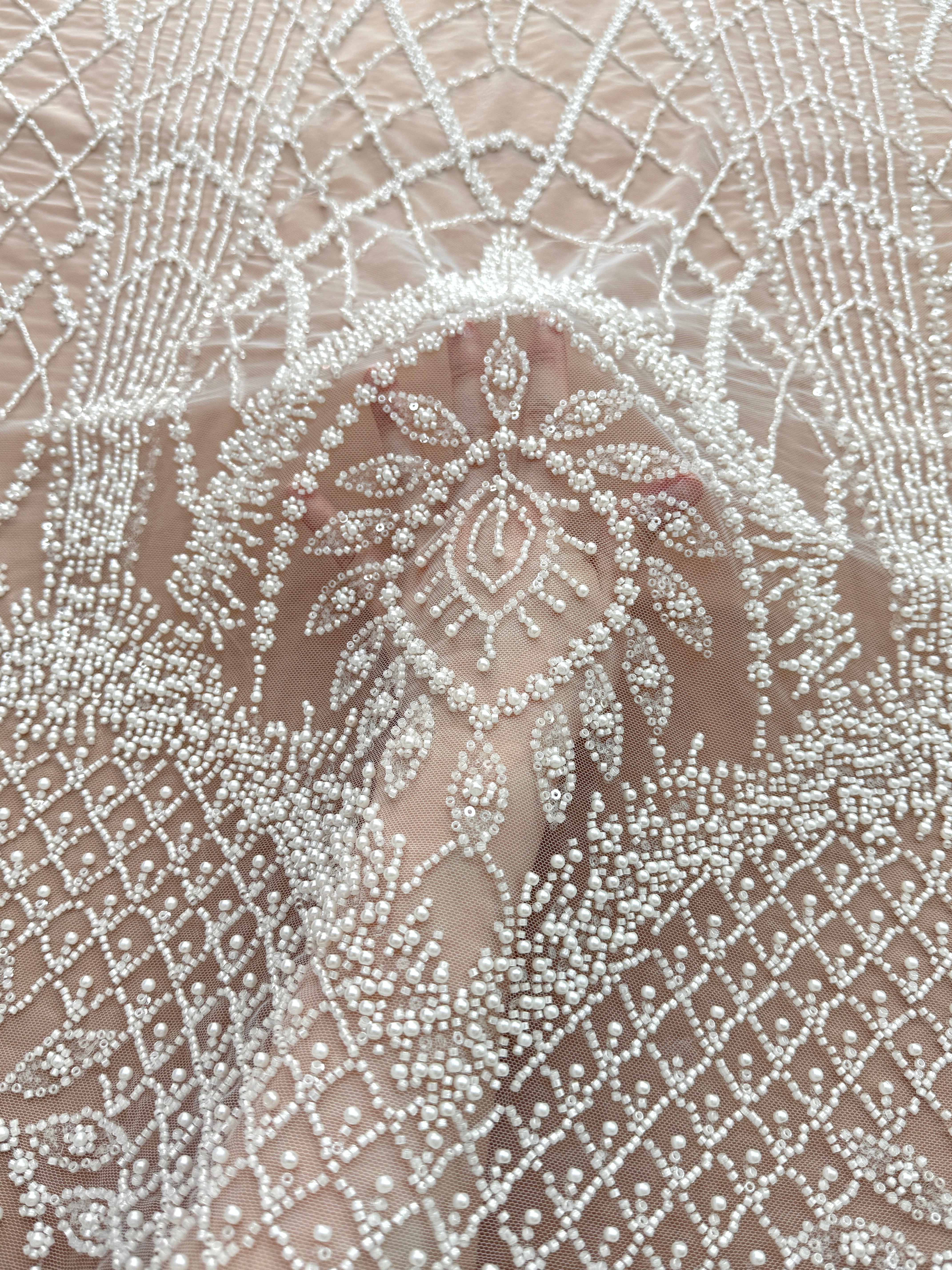 Csipke Ivory geometrikus mintával, gyöngyökkel, gyöngyöcskékkel és flitterekkel