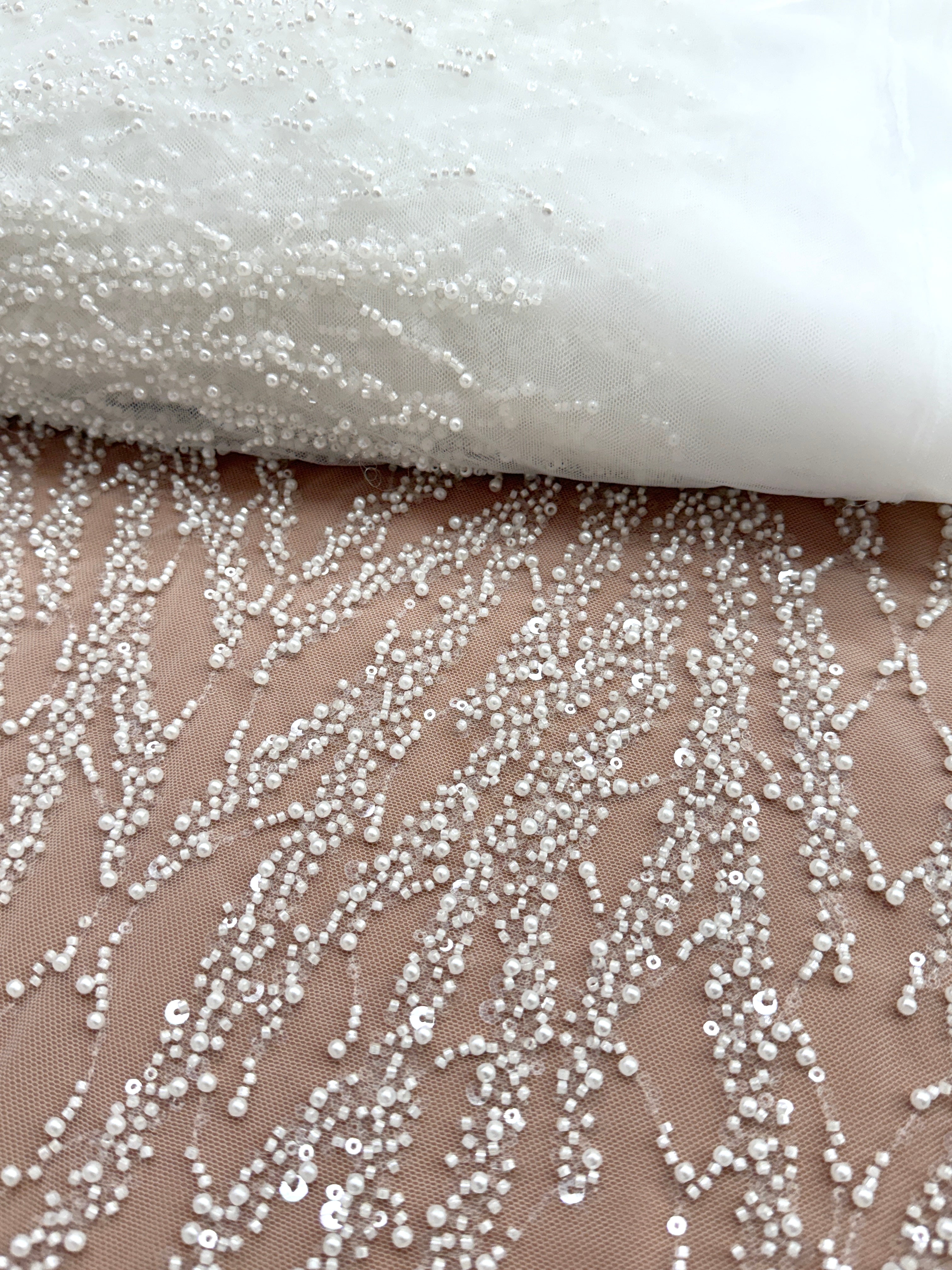 Csipke Couture Ivory füzérekkel, gyöngyökkel, gyöngyöcskékkel és flitterekkel