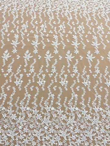 Csillagmintás csipke kristályokkal, gyöngyház gyöngyökkel és flitterekkel