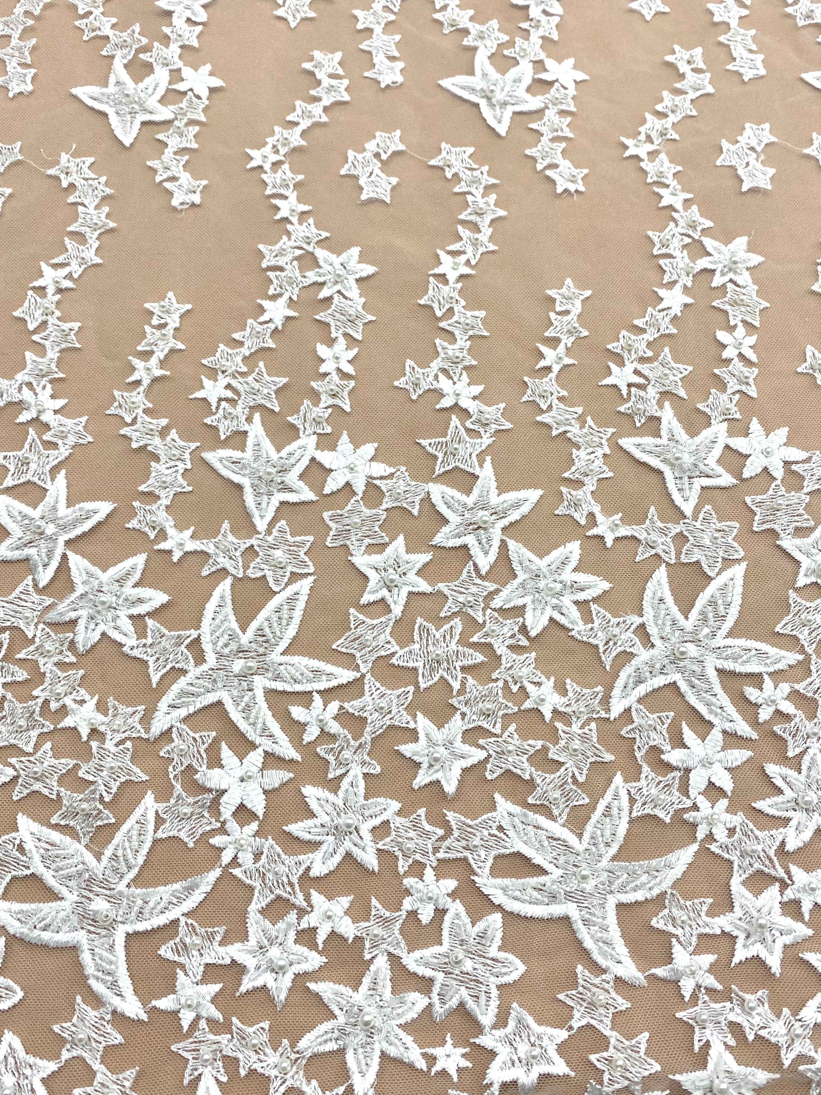 Csillagmintás csipke kristályokkal, gyöngyház gyöngyökkel és flitterekkel